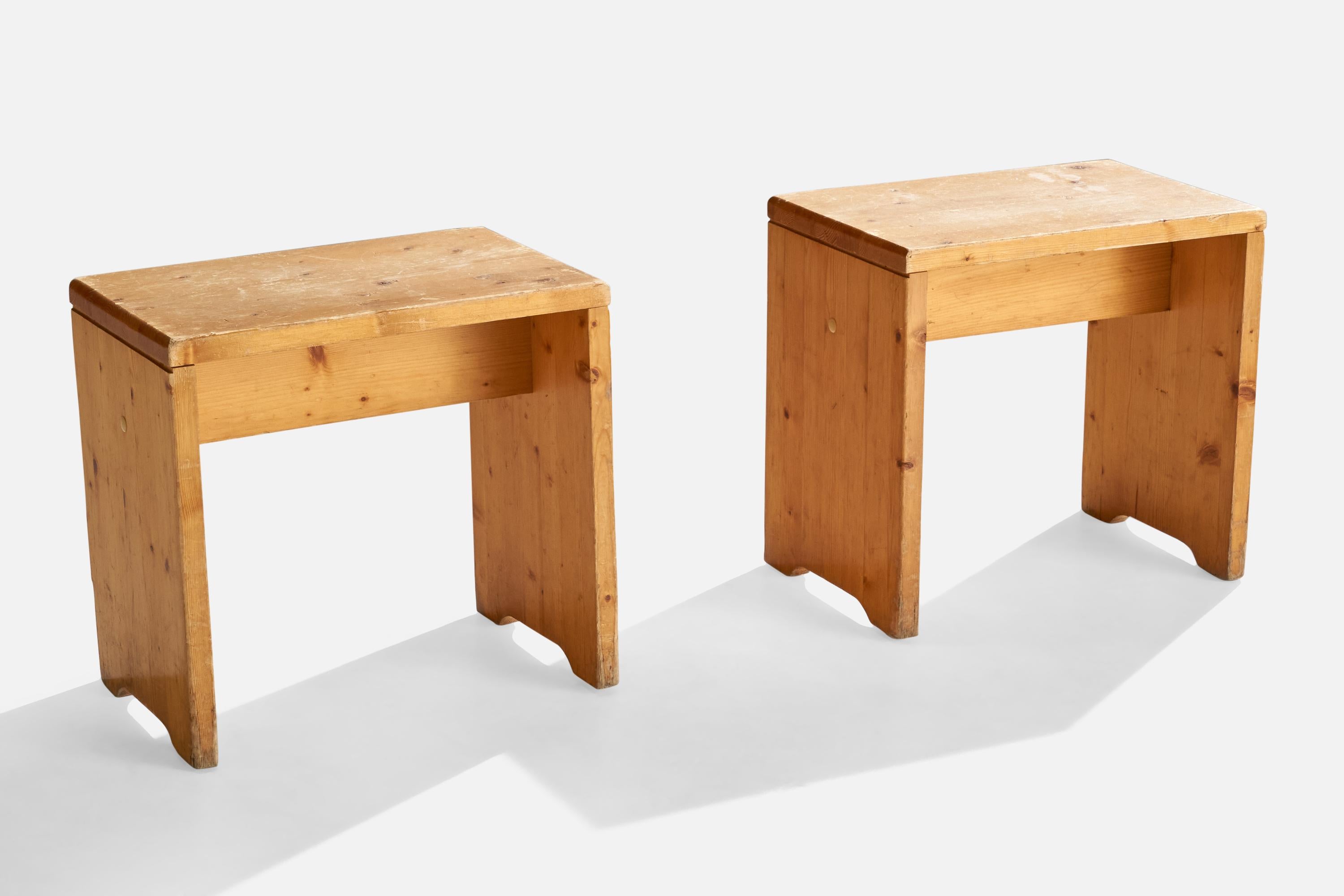 Ein Paar Hocker aus Kiefernholz von Les Arcs, entworfen von Charlotte Perriand, Frankreich, 1960er Jahre.