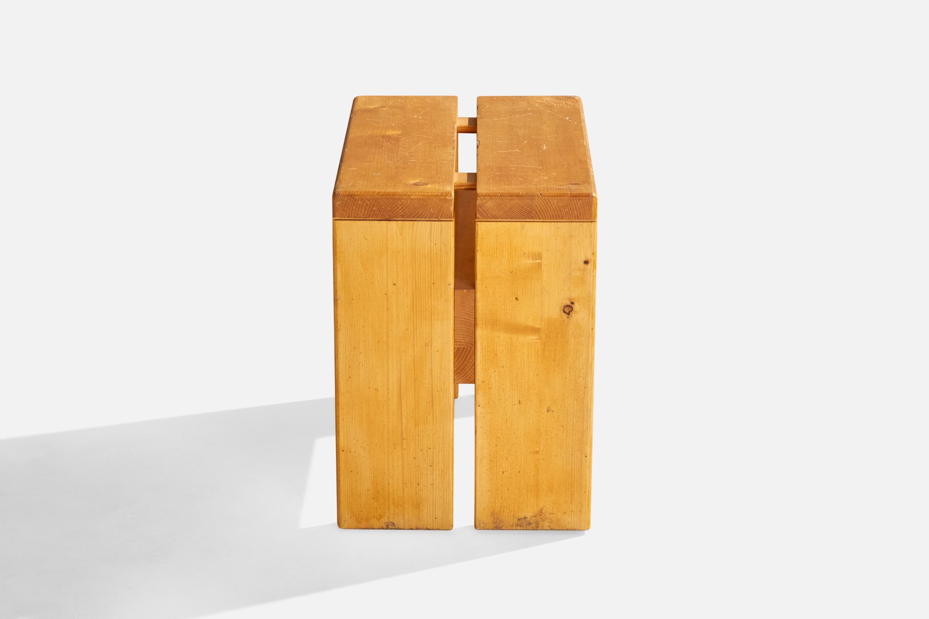 Charlotte Perriand, Taburetes, Pino, Francia, Años 60 en Bastante bueno estado para la venta en High Point, NC