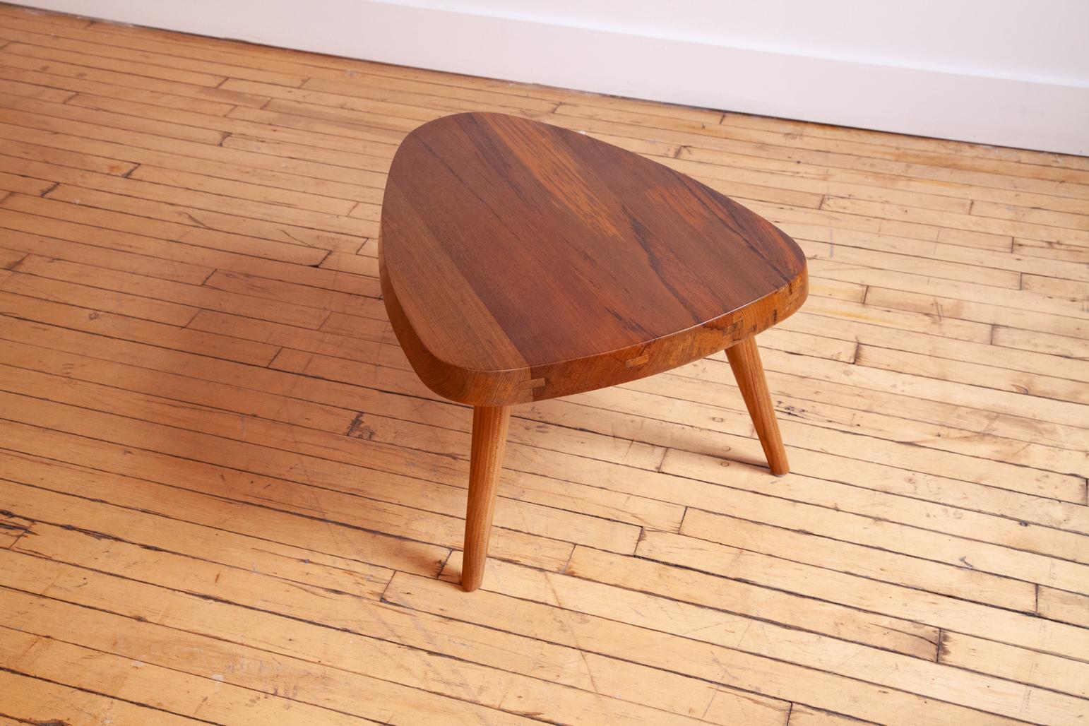 Magnifique table basse dans le style de Charlotte Perriand.

Fabriqué en beau bois de teck. Pas de placage. 

Finition brillante.

Expédié de Philadelphie.

