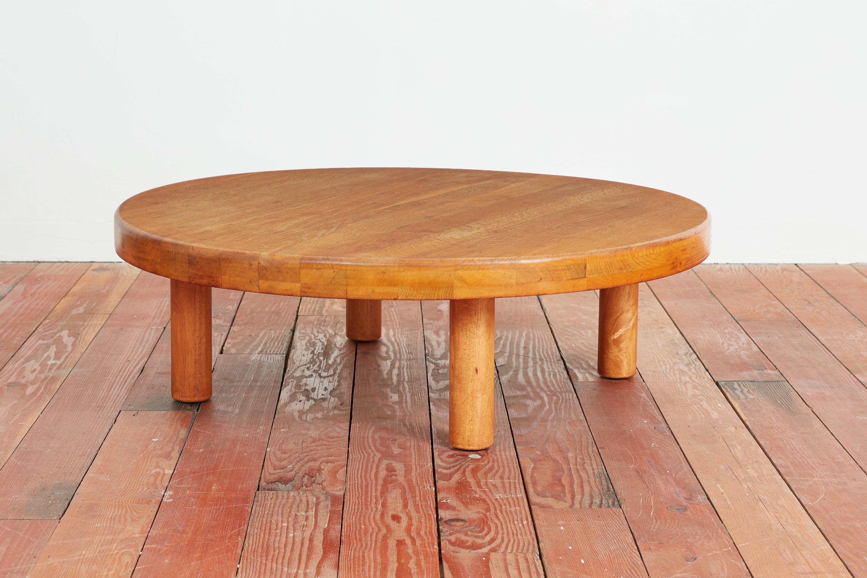 Table basse ronde en chêne français patiné

Plateau en chêne épais et pieds cylindriques simples 

France, années 1950 
