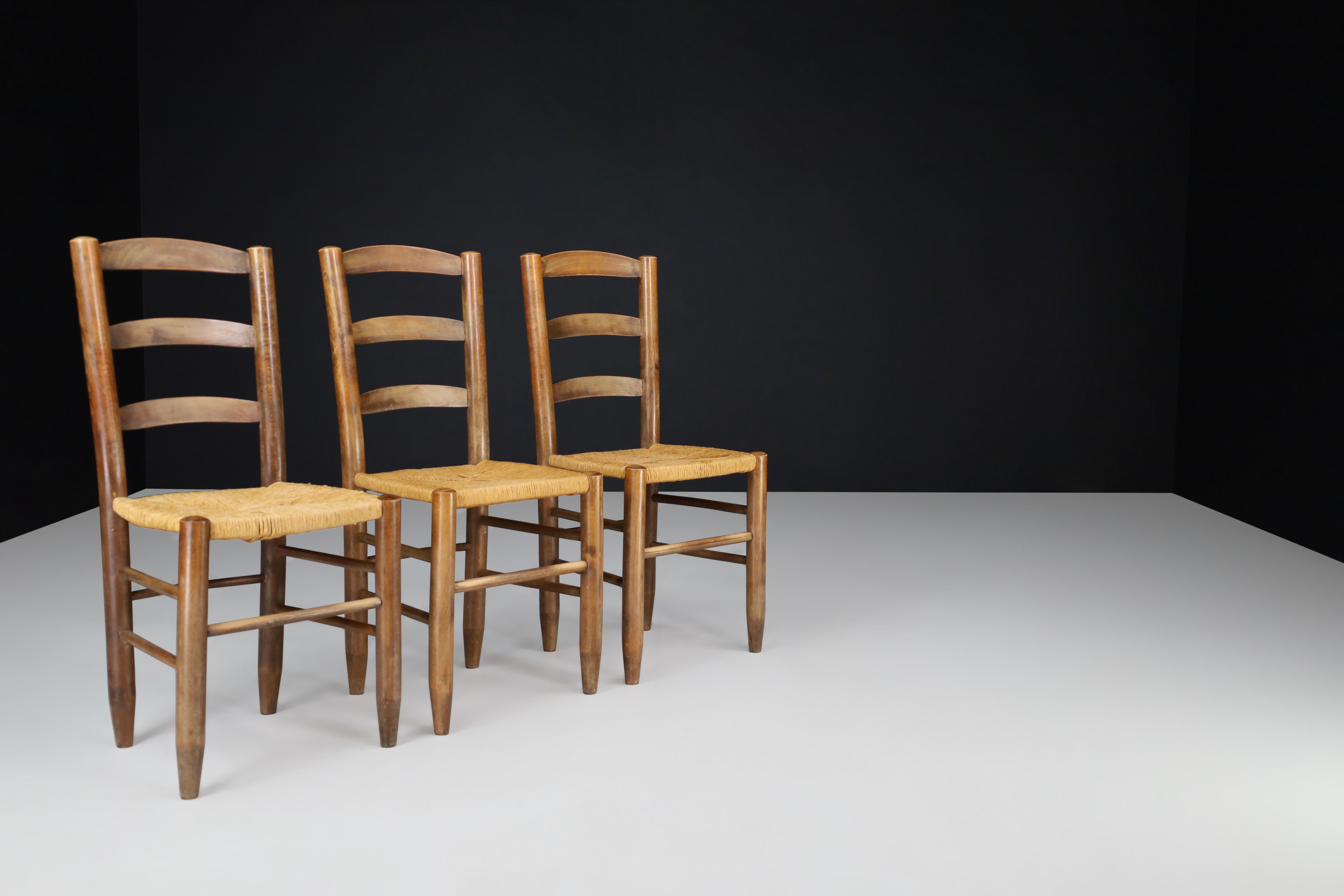 Mid-Century Modern Ensemble de quatre chaises de salle à manger de style Charlotte Perriand, France, années 1950 en vente