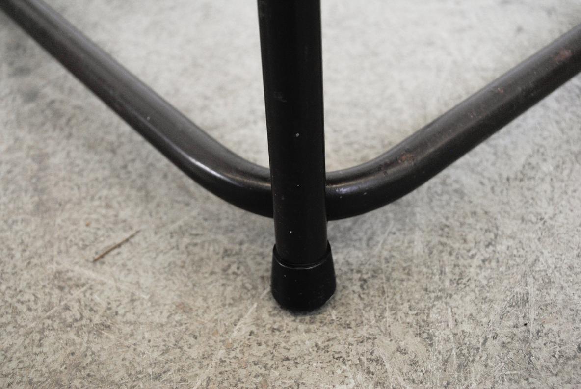 Chaise à haut dossier de style Charlotte Perriand avec assise en rotin et structure en métal noir en vente 2