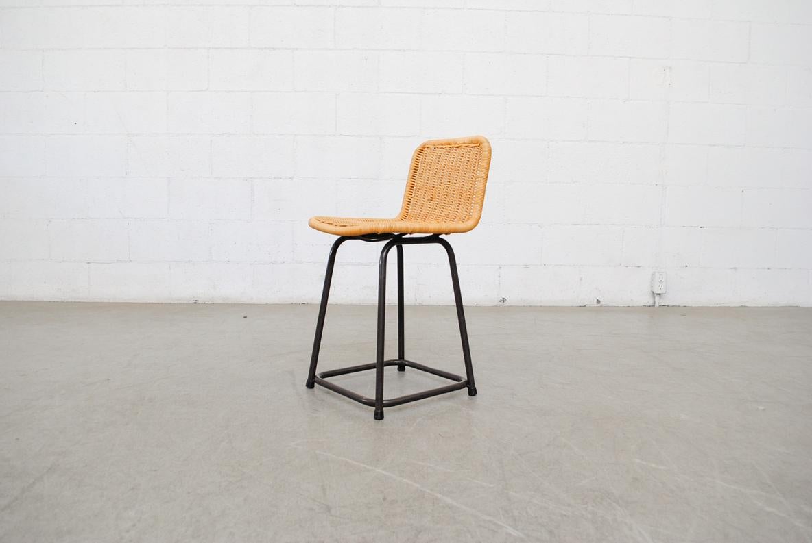 Mid-Century Modern Chaise à haut dossier de style Charlotte Perriand avec assise en rotin et structure en métal noir en vente