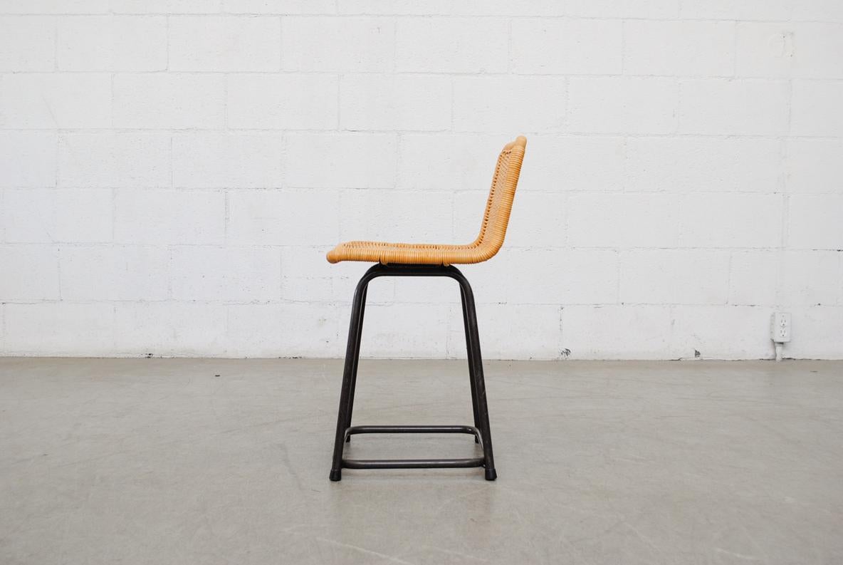 Émaillé Chaise à haut dossier de style Charlotte Perriand avec assise en rotin et structure en métal noir en vente
