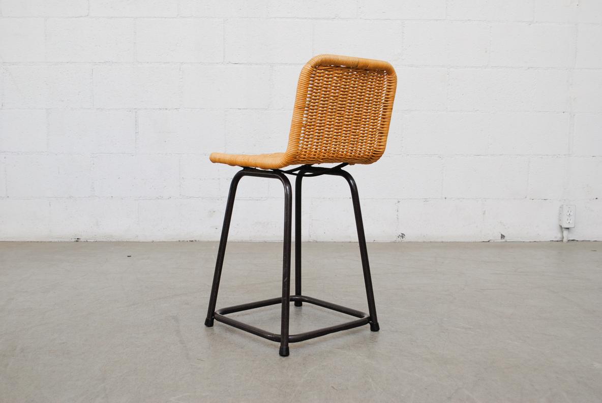 Chaise à haut dossier de style Charlotte Perriand avec assise en rotin et structure en métal noir Bon état - En vente à Los Angeles, CA