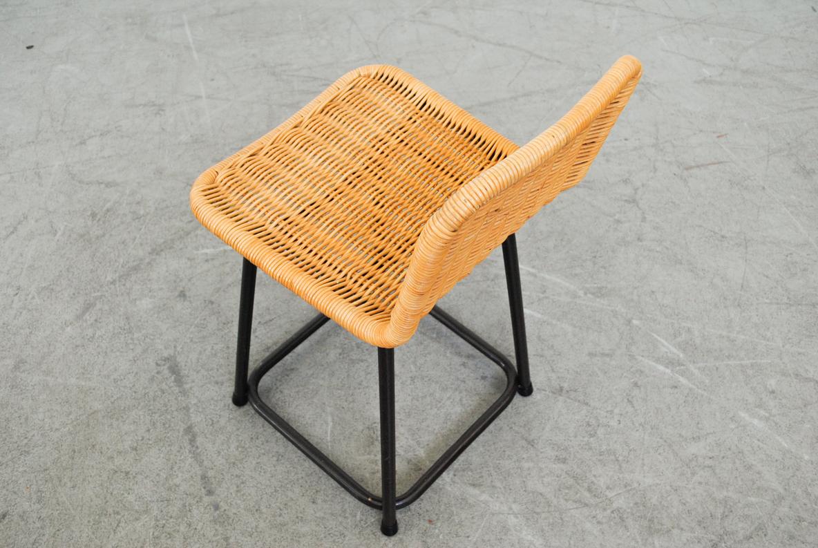 20ième siècle Chaise à haut dossier de style Charlotte Perriand avec assise en rotin et structure en métal noir en vente
