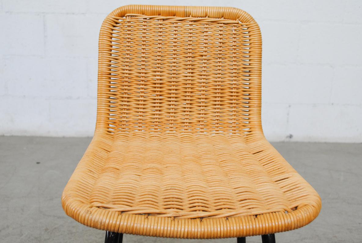 Métal Chaise à haut dossier de style Charlotte Perriand avec assise en rotin et structure en métal noir en vente