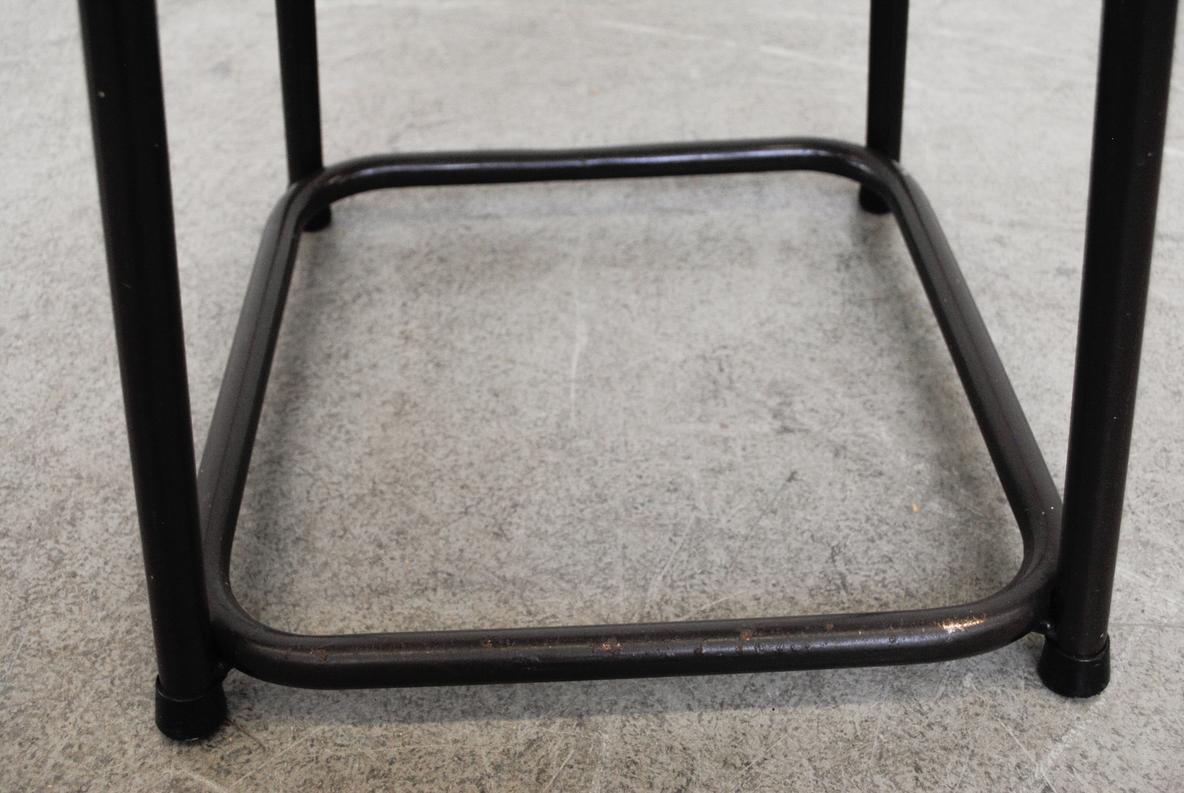 Chaise à haut dossier de style Charlotte Perriand avec assise en rotin et structure en métal noir en vente 1