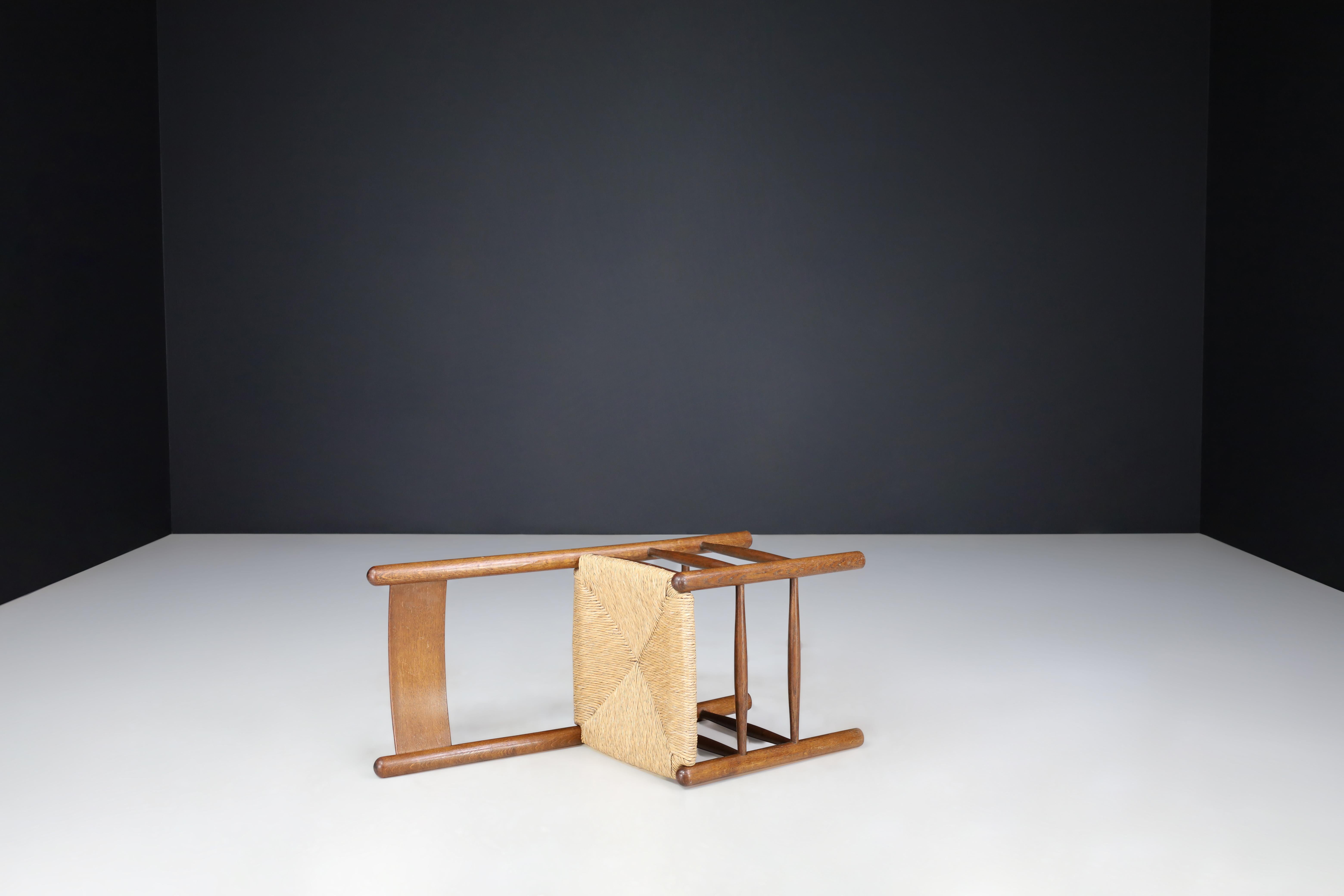 20ième siècle Chaises de salle à manger en chêne et jonc de style Charlotte Perriand, France, années 1960    en vente
