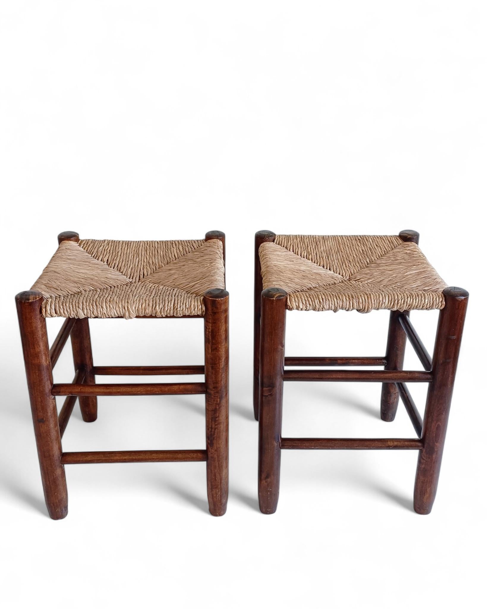 Charlotte Perriand Style, Pair of Rustic Wood and Straw Stools, France, c. 1950s In Good Condition For Sale In Valencia, VC