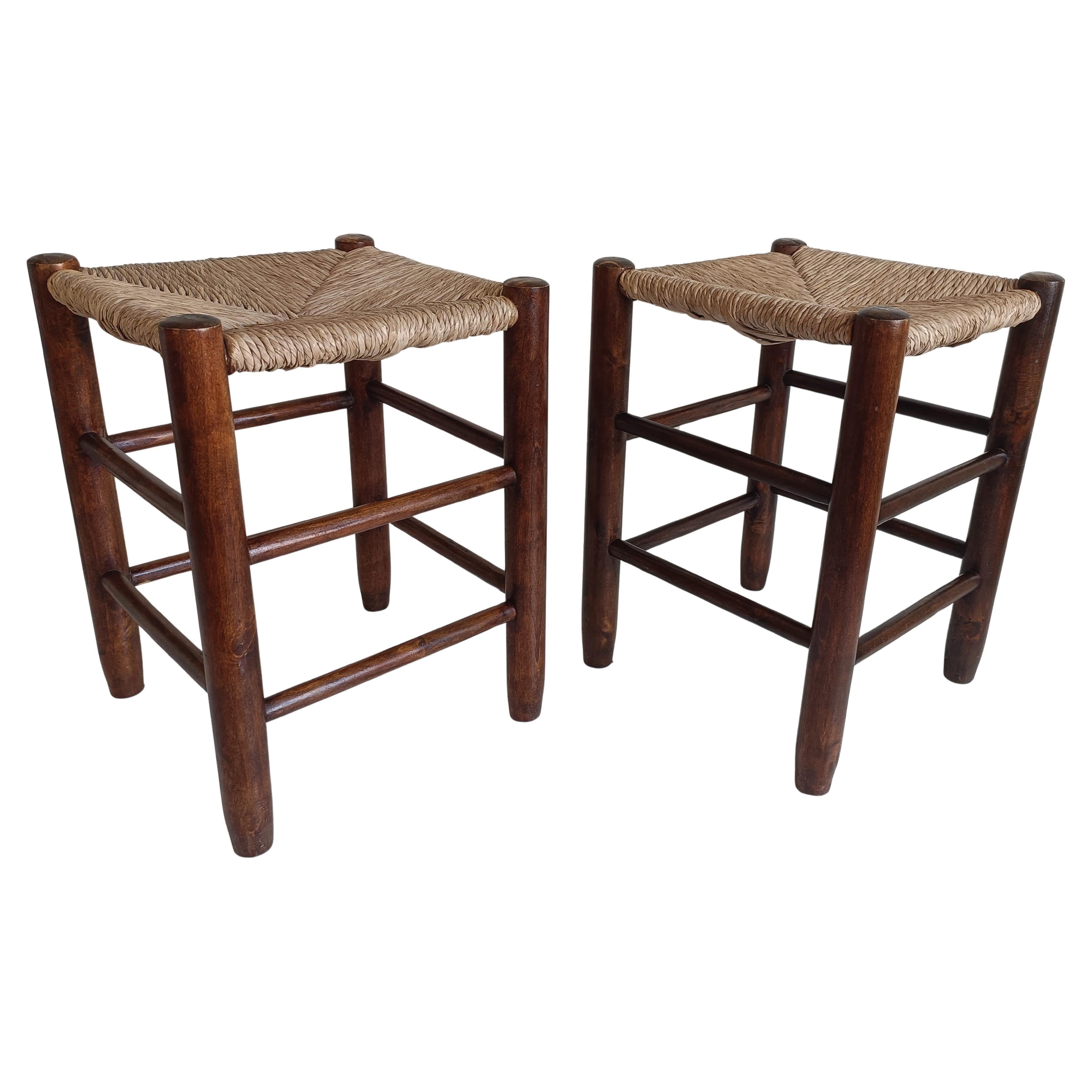 Paire de tabourets rustiques en bois et paille de style Charlotte Perriand, France, c. C. 1950