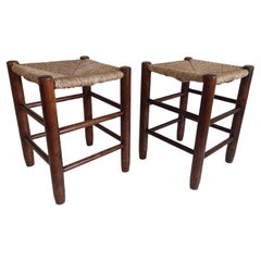Estilo Charlotte Perriand, Pareja de taburetes rústicos de madera y paja, Francia, c. 1950