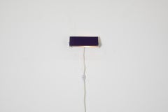 Aplique de pared de metal esmaltado en blanco y morado estilo Charlotte Perriand by Hiemstra