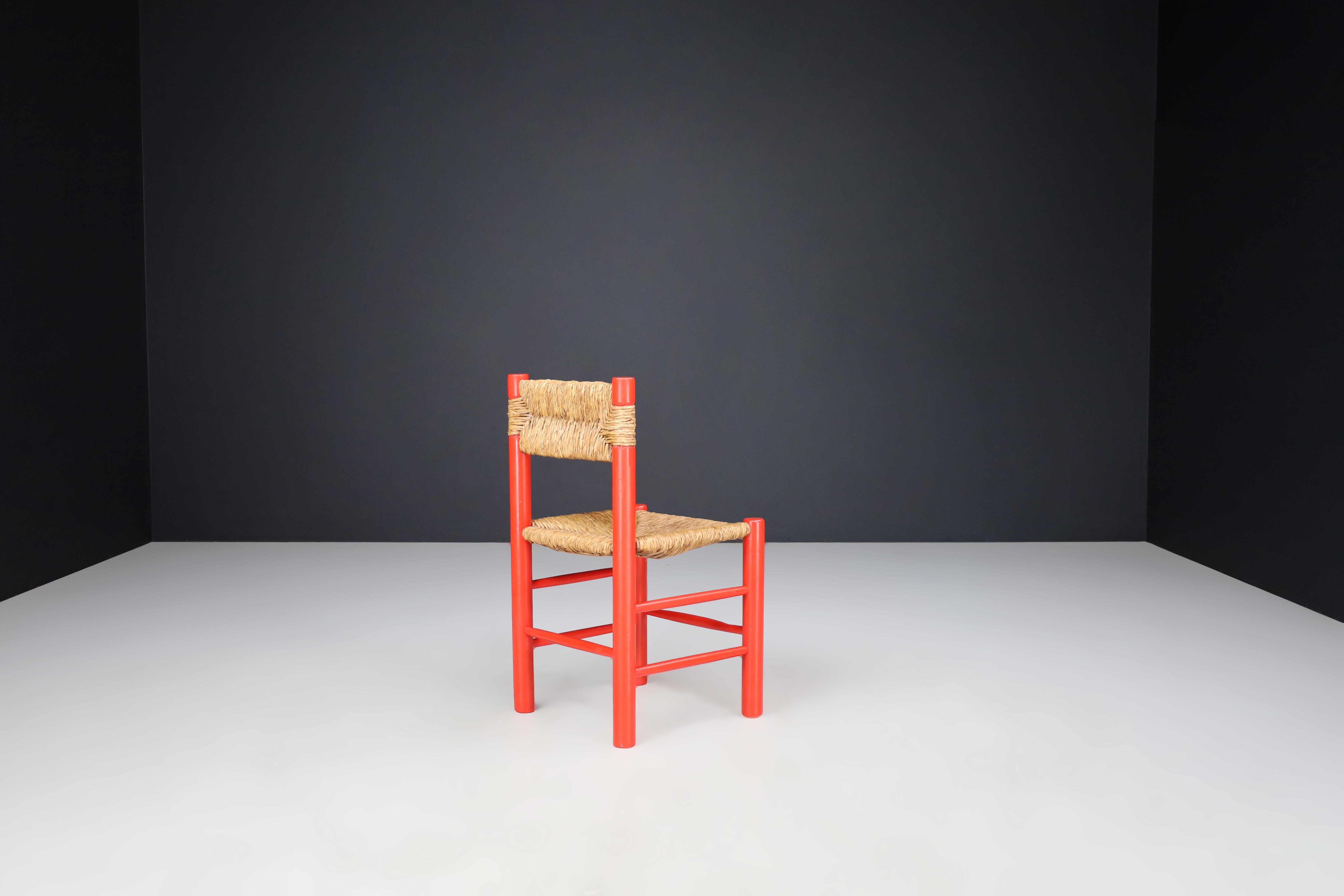 Jonc Chaises de salle à manger de style Charlotte Perriand peintes en hêtre et jonc rouge, années 1960 en vente