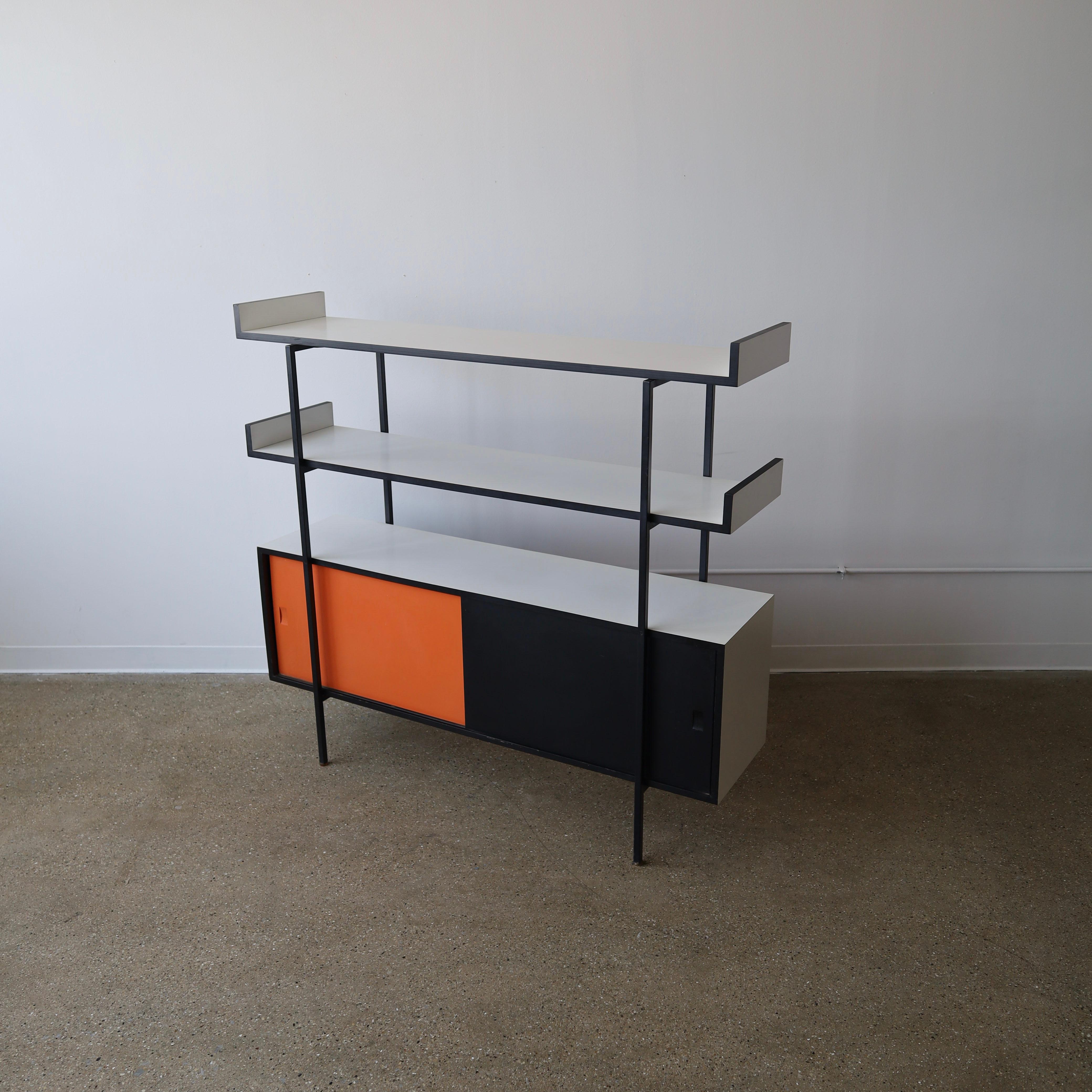 c. 1970er Jahre in tollem Vintage-Zustand. Dieses Stück eignet sich hervorragend als Schrank oder als Raumteiler - beide Seiten haben Schiebetüren und sind identisch. Es gibt allgemeine Abnutzungserscheinungen, einschließlich Lackschäden und