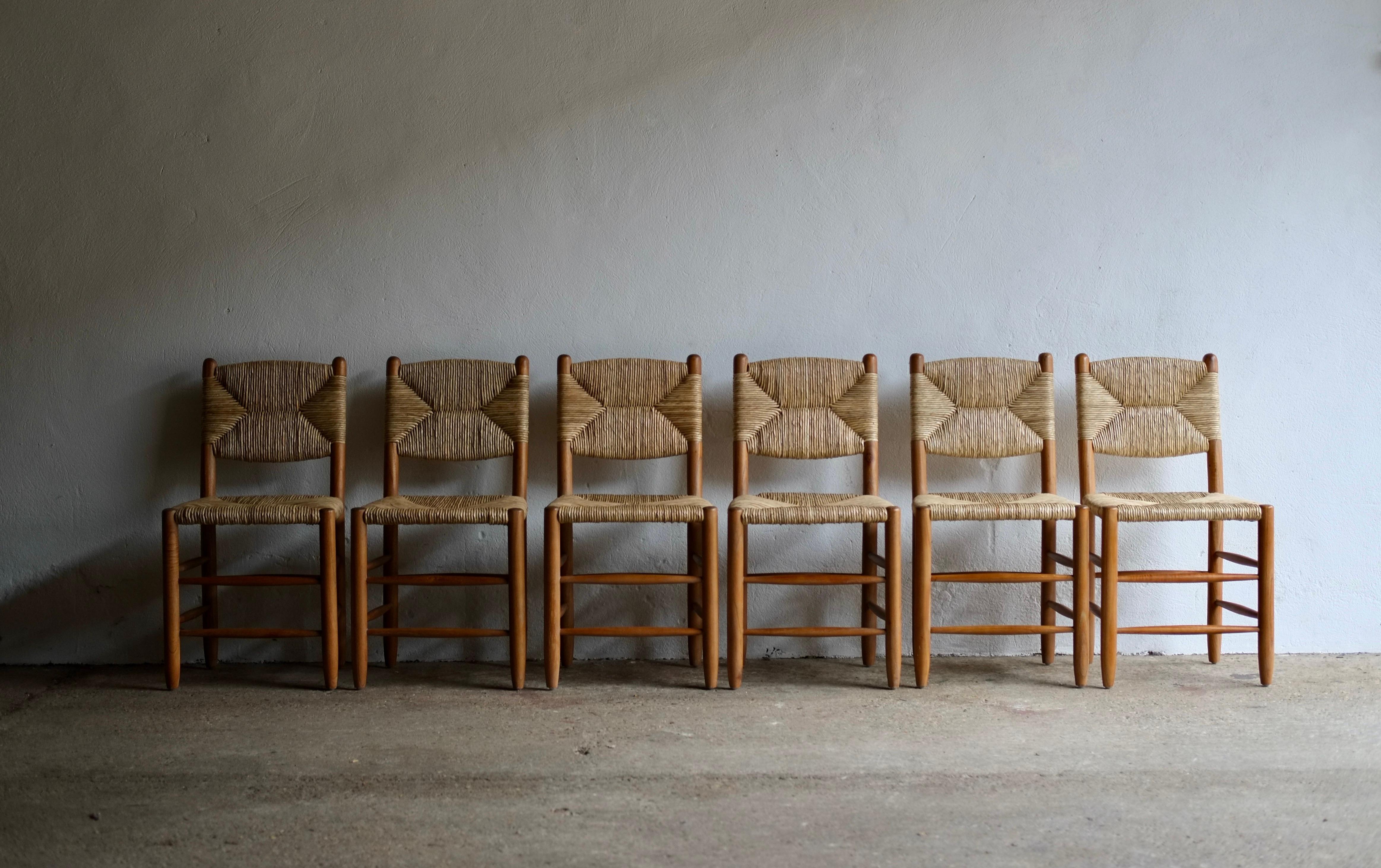 A set of six rush dining chairs in the manner of Charlotte Perriand's famous No 19 Bauche chair. 

In very good condition the chairs appear as if they have hardly been used. 

Price is for the set.

H 83 Seat H 46 W 42 D 42 cm