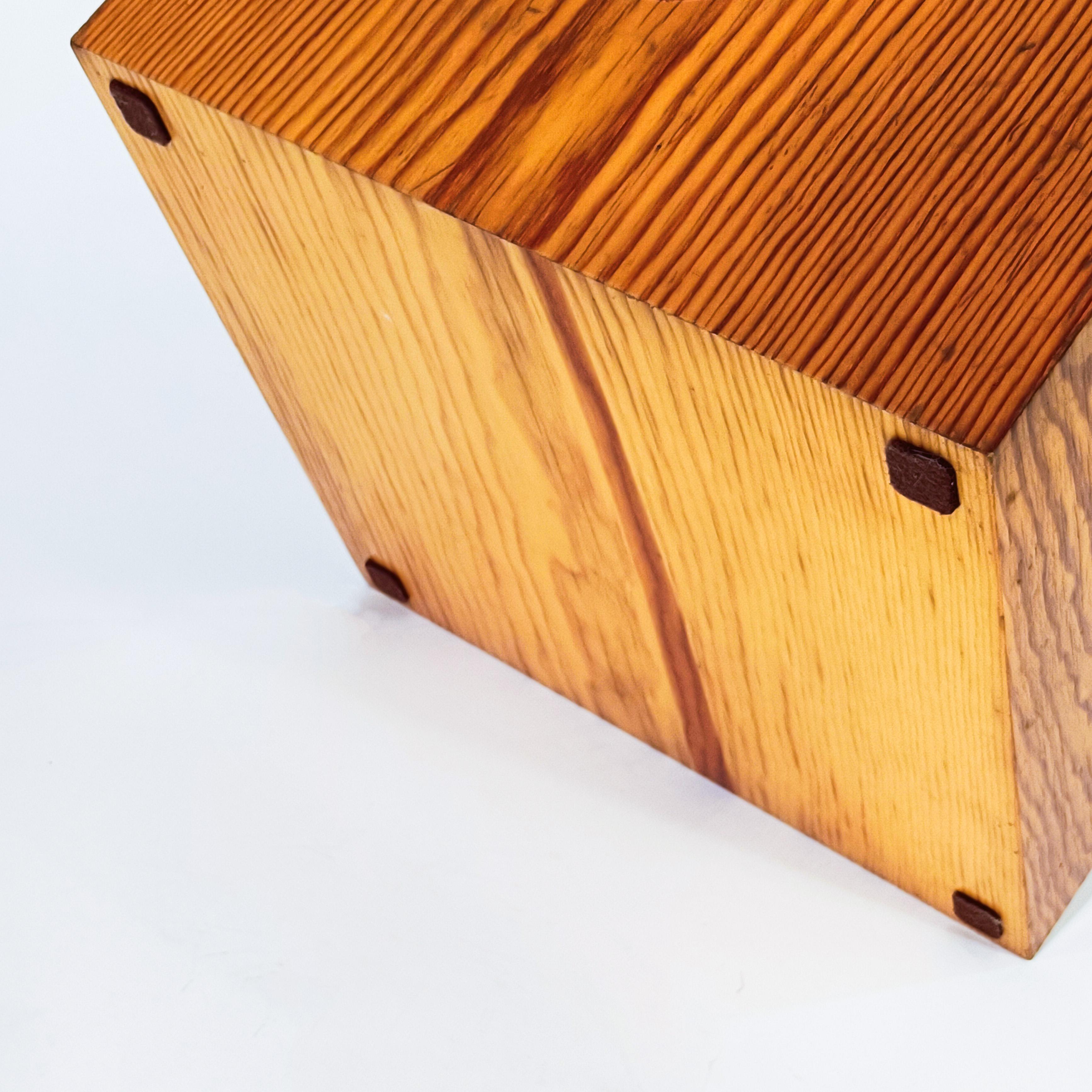 Charlotte Perriand style. Sculptural side table in pine wood, France, 1970s For Sale 3