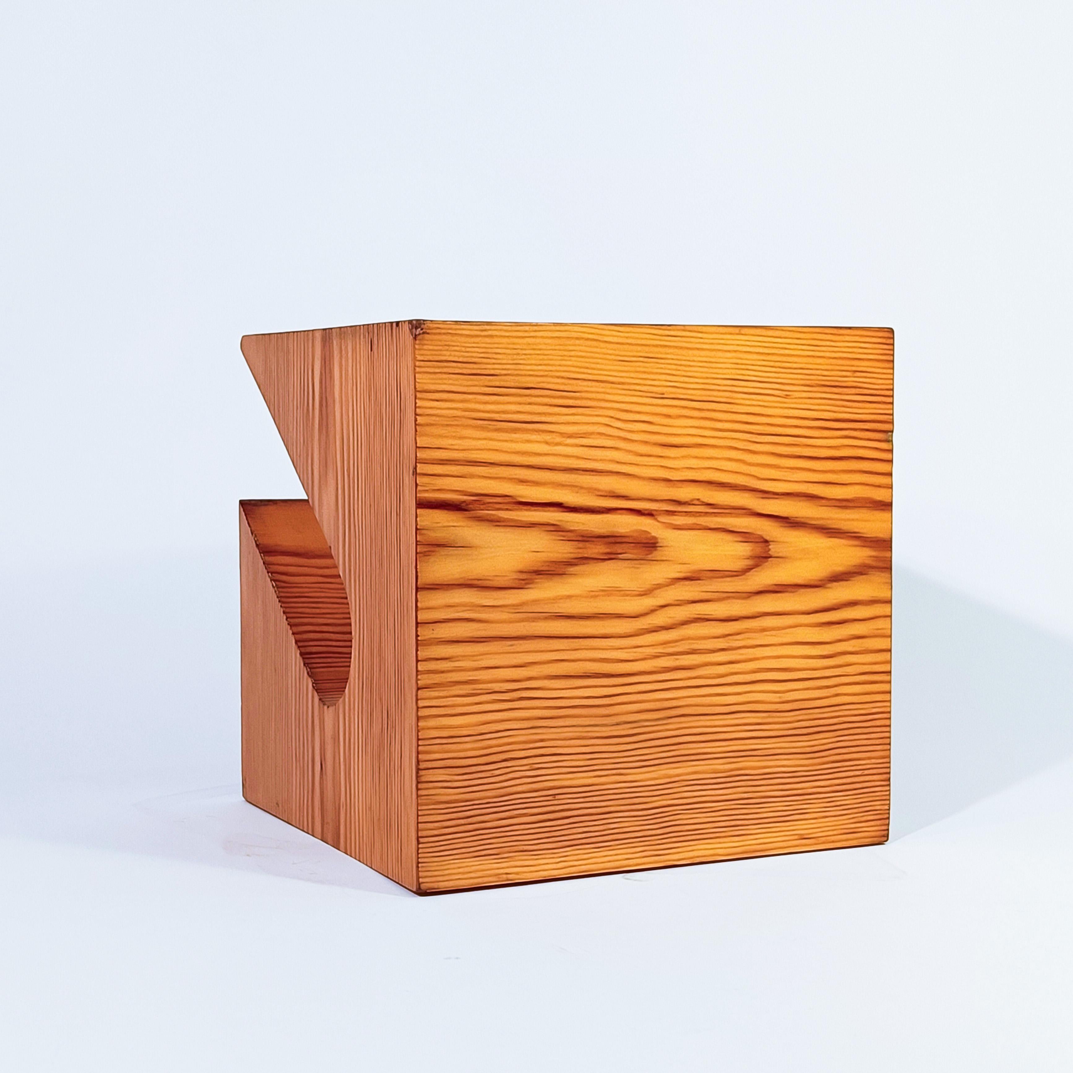 Charlotte Perriand style. Sculptural side table in pine wood, France, 1970s In Good Condition For Sale In SANT ADRIÀ DE BESÒS, ES