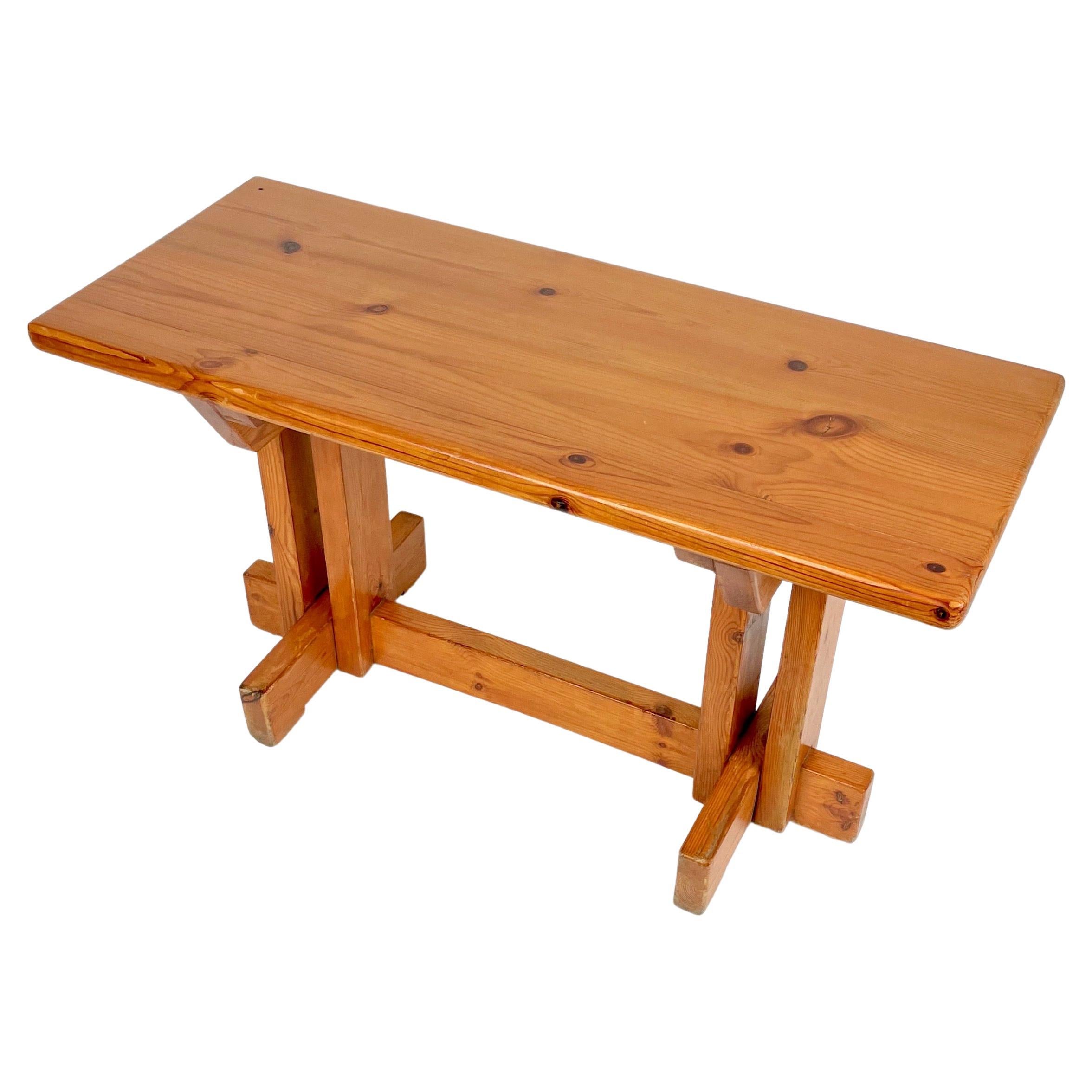 Banc ou table d'appoint en bois de pin dans le style de la designer française Charlotte Perriand. Fabriqué en France dans les années 1970.