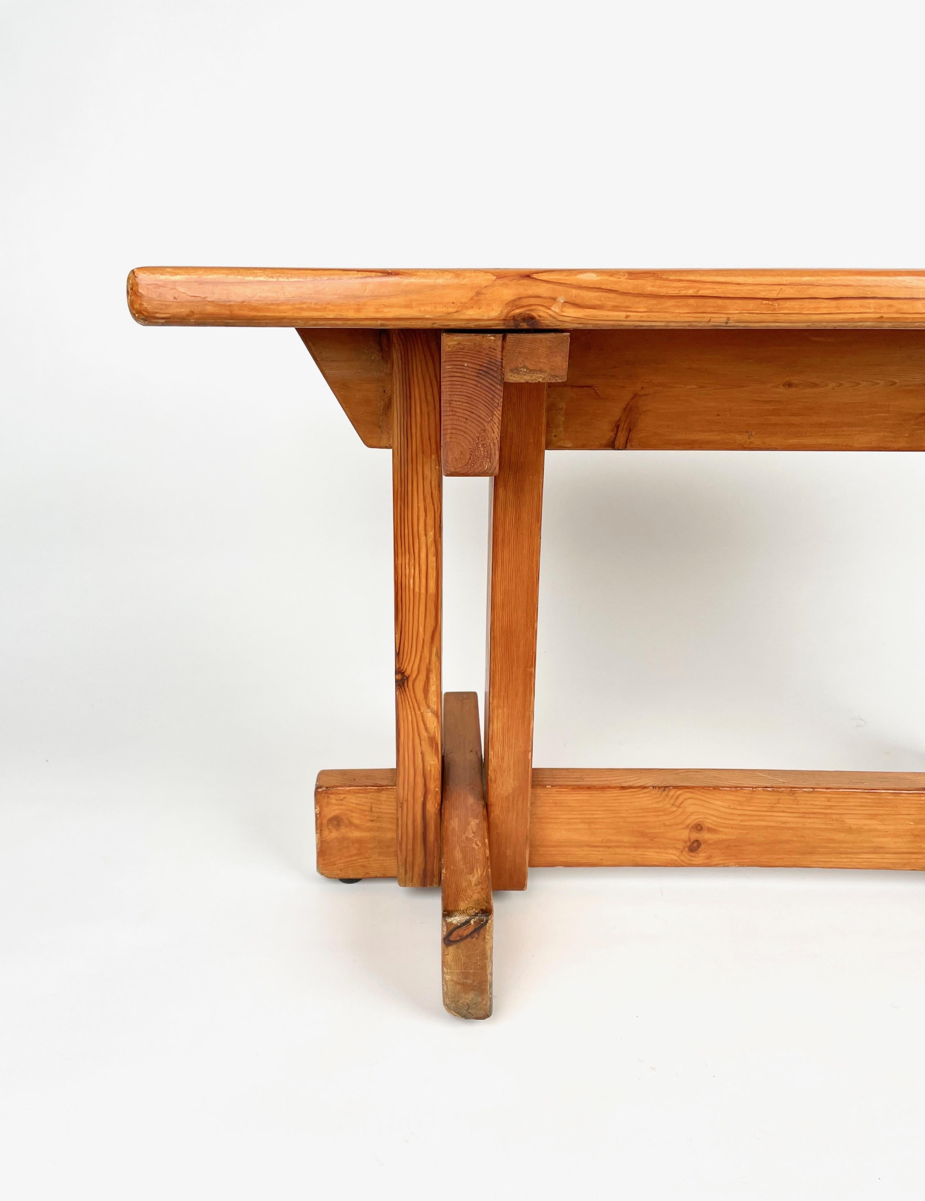 Banc ou table d'appoint de style Charlotte Perriand en bois de pin, France, 1970 en vente 2