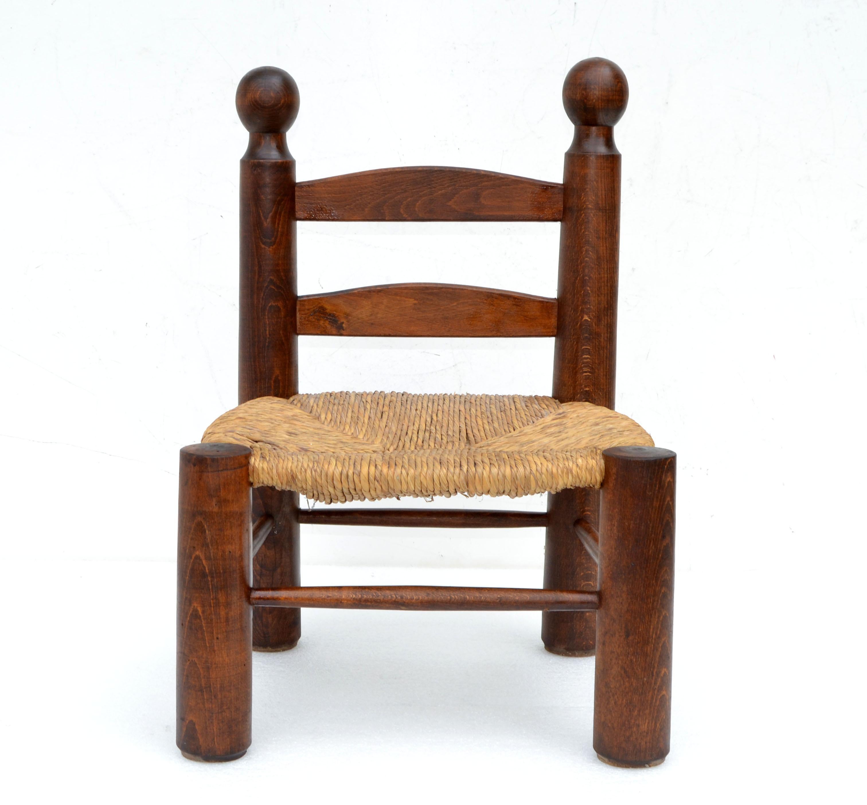 Very rare Kid's Chair in the manner of Charlotte Perriand.
Turned oak wood core with handwoven rush seat which is in perfect original condition.
Warm wood color and patina.
Real Vintage Collectible Children's Furniture.