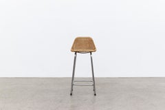 Tabouret de comptoir de style Charlotte Perriand avec pieds chromés