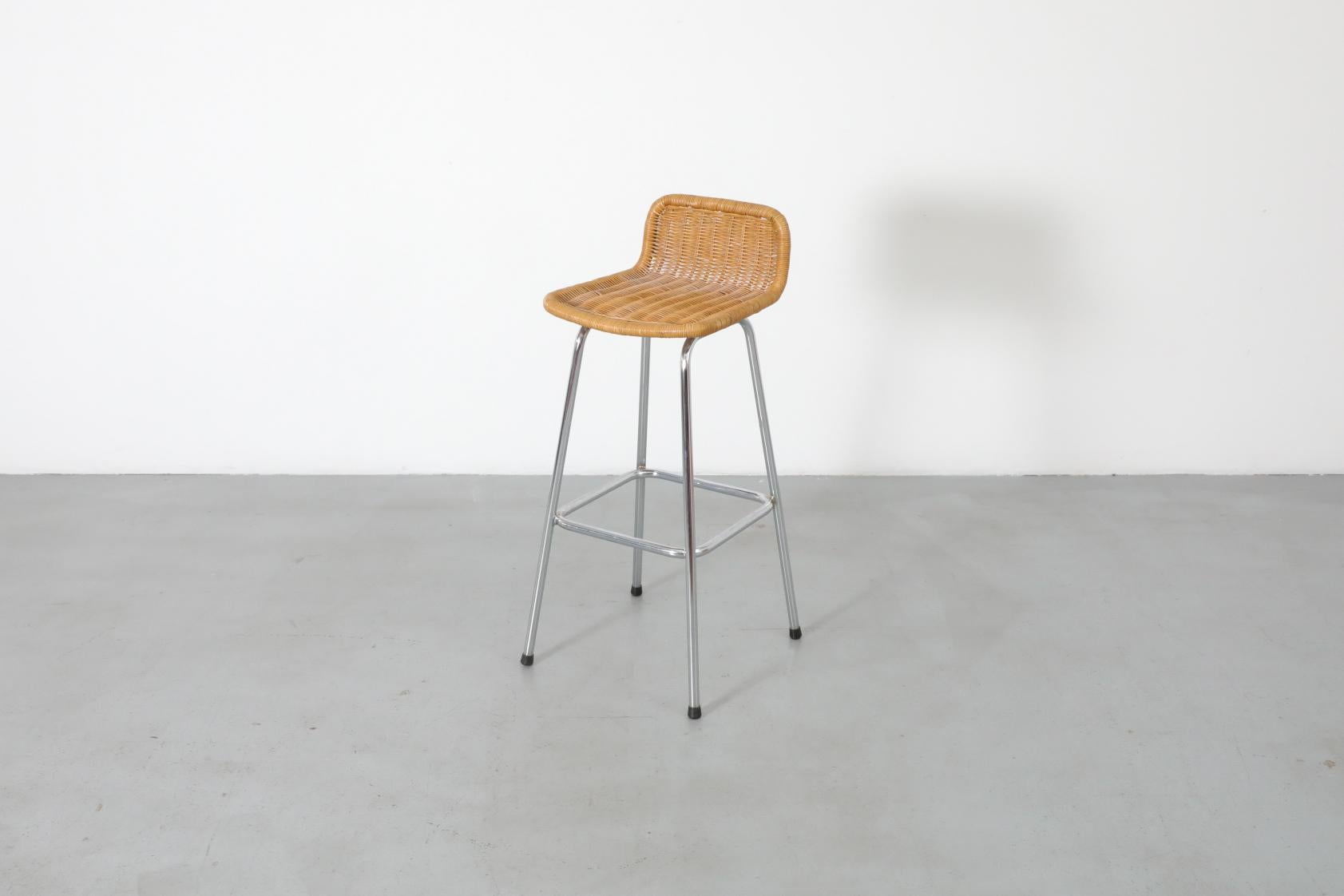 Taburete de bar de mimbre estilo Charlotte Perriand con asiento de ratán y estructura cromada en venta 3