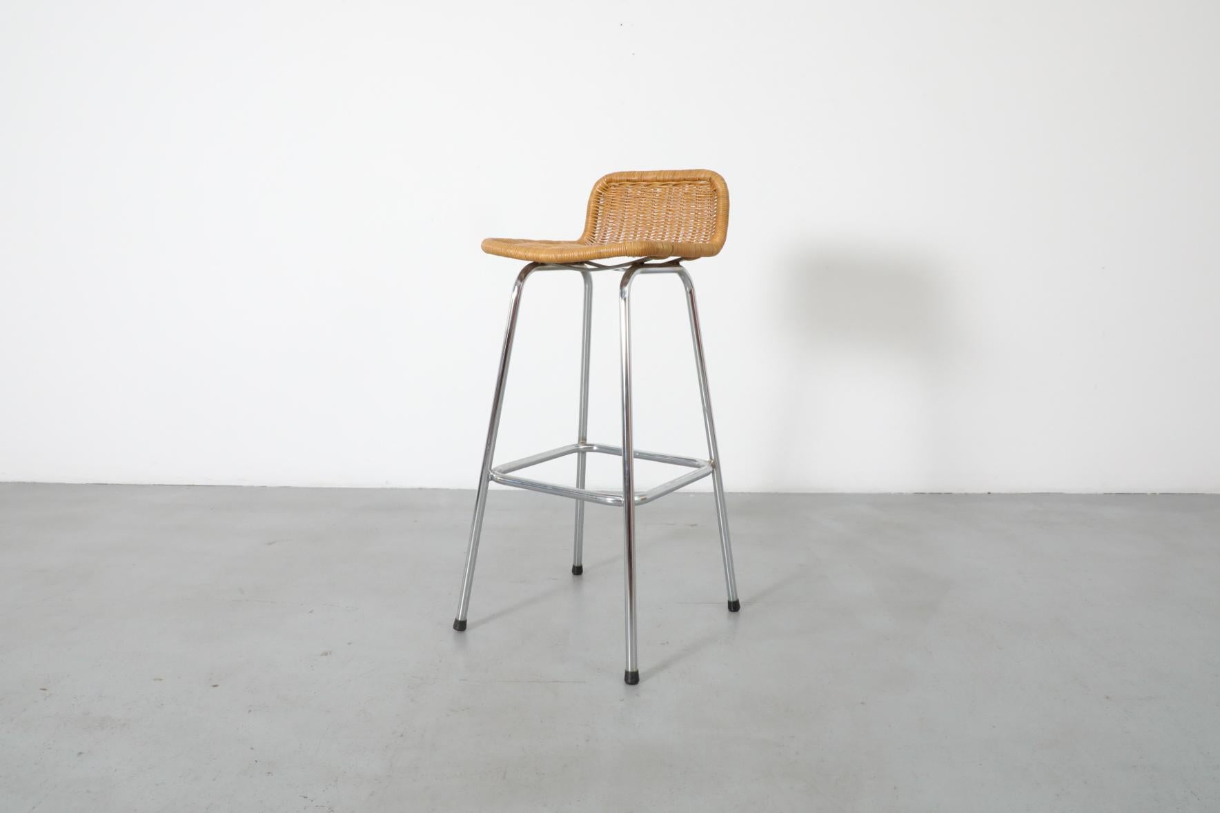 Taburete de bar de mimbre estilo Charlotte Perriand con asiento de ratán y estructura cromada en venta 4