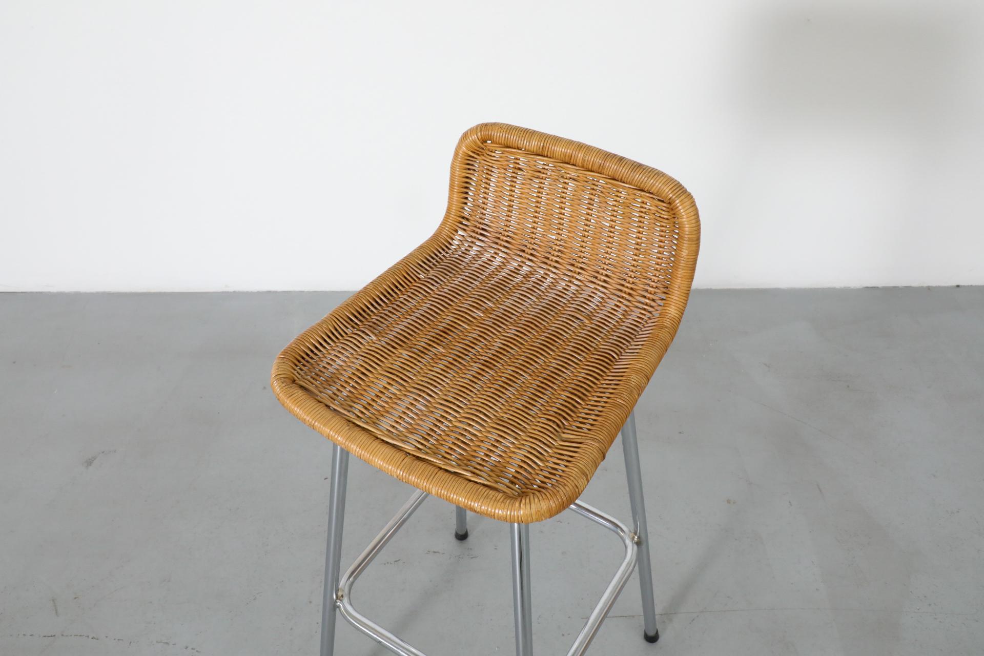 Taburete de bar de mimbre estilo Charlotte Perriand con asiento de ratán y estructura cromada en venta 5