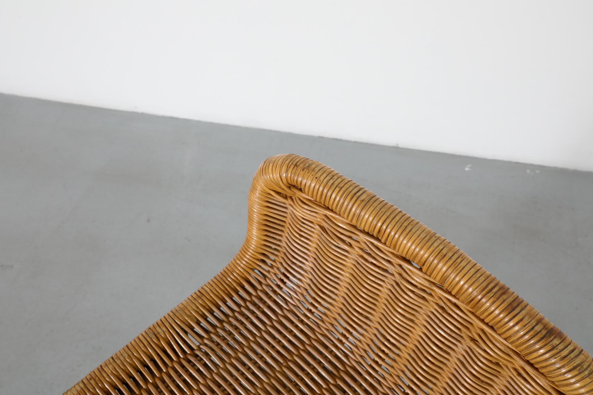 Taburete de bar de mimbre estilo Charlotte Perriand con asiento de ratán y estructura cromada en venta 6