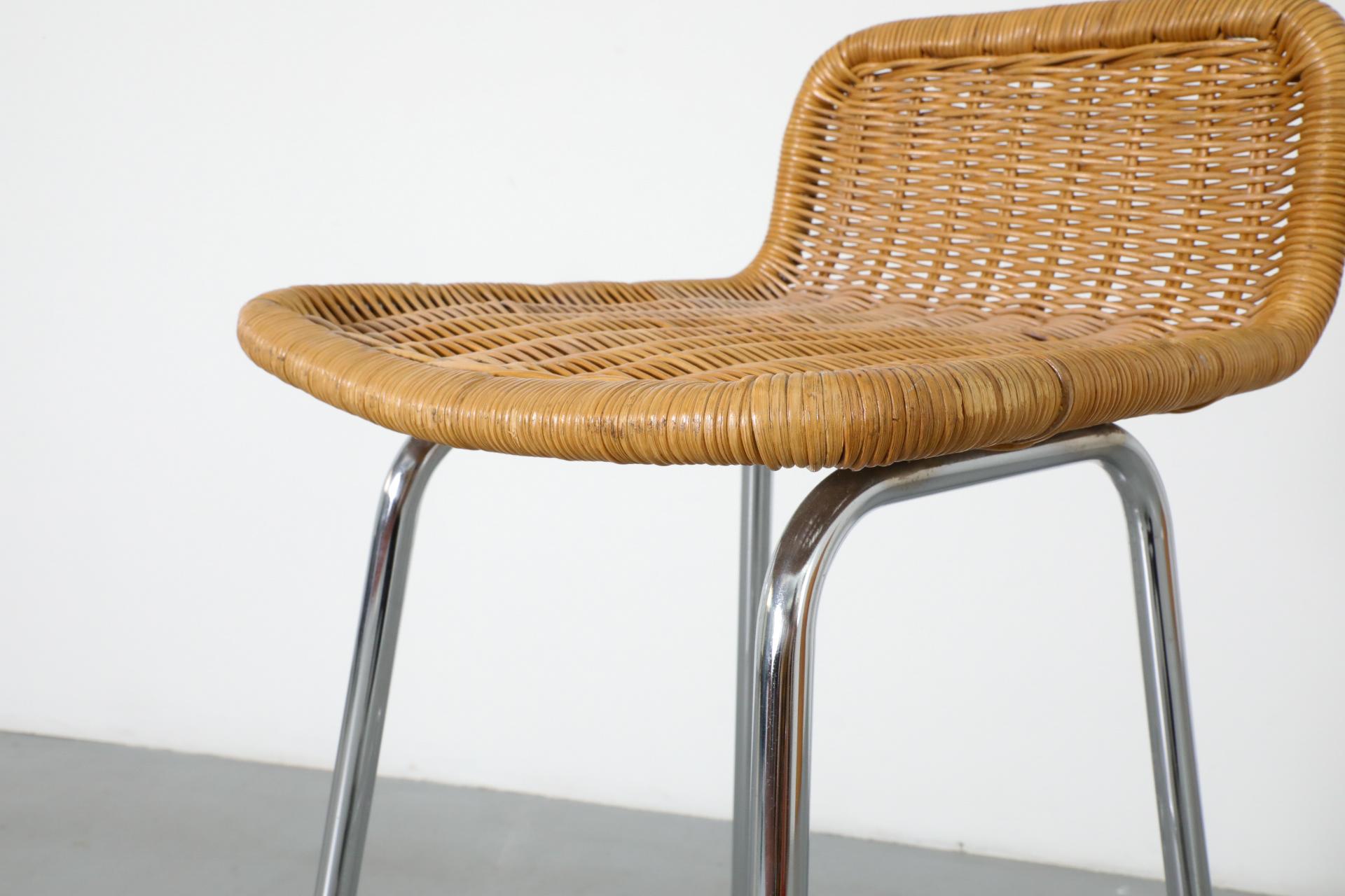 Taburete de bar de mimbre estilo Charlotte Perriand con asiento de ratán y estructura cromada en venta 7