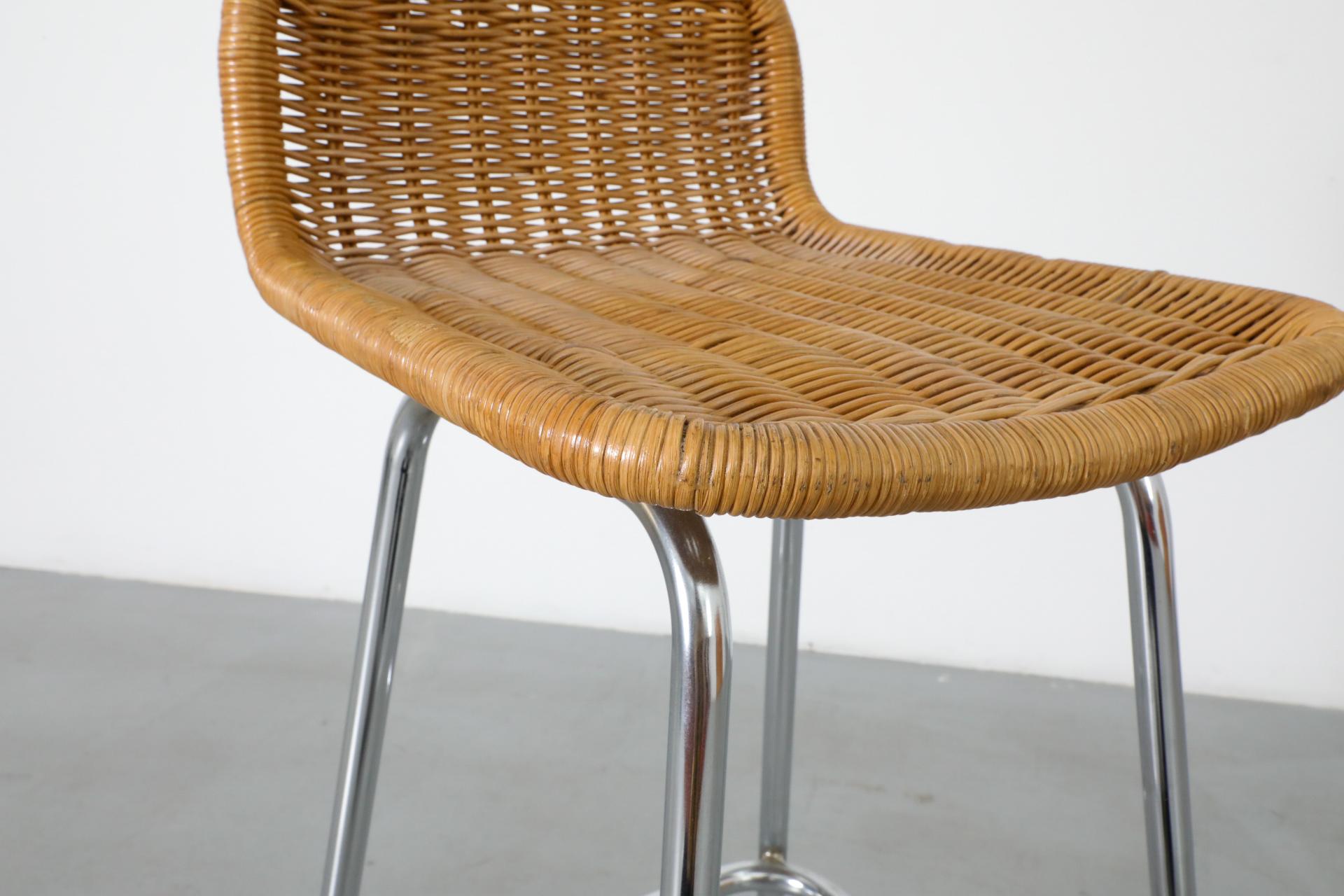 Taburete de bar de mimbre estilo Charlotte Perriand con asiento de ratán y estructura cromada en venta 8
