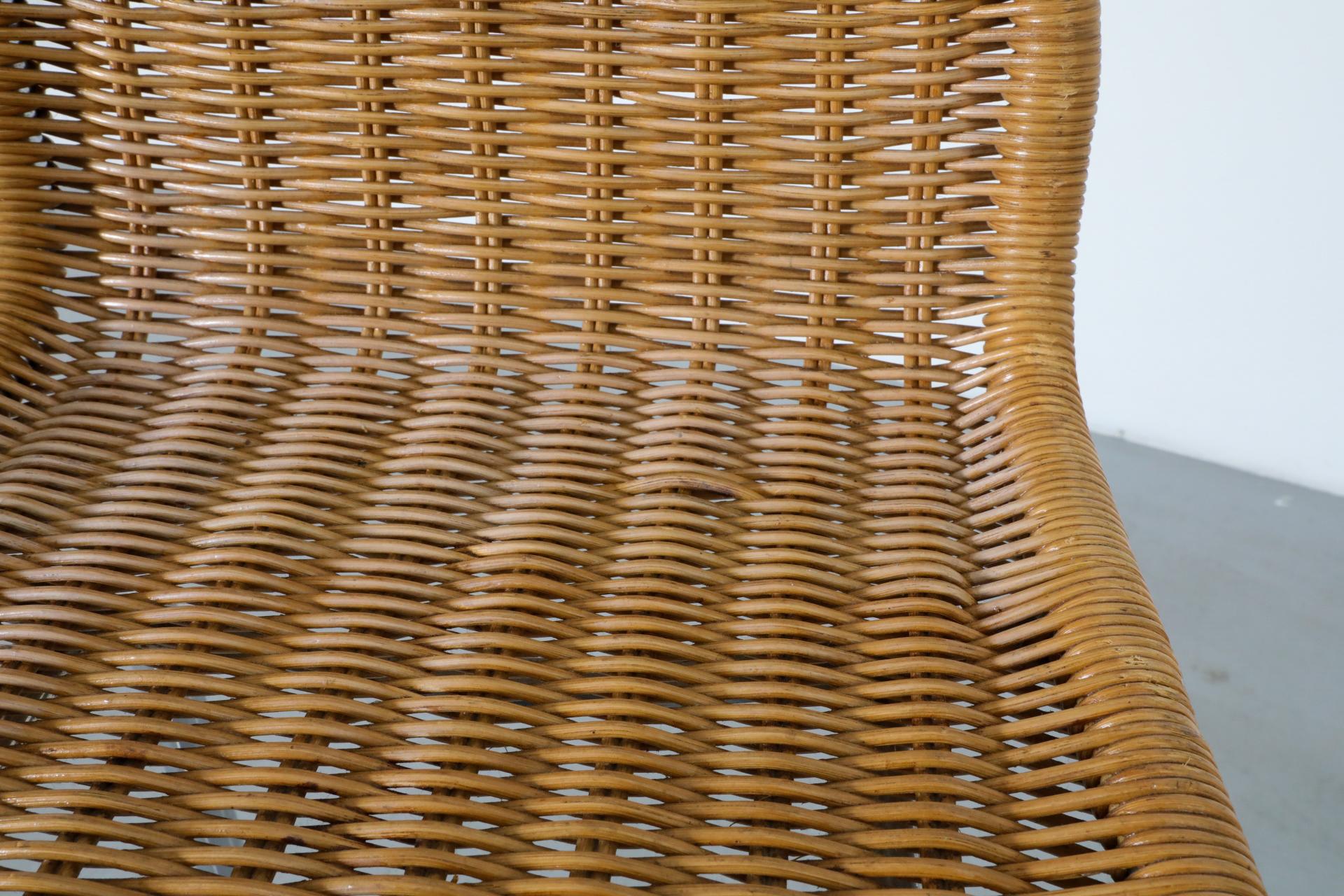 Taburete de bar de mimbre estilo Charlotte Perriand con asiento de ratán y estructura cromada en venta 9
