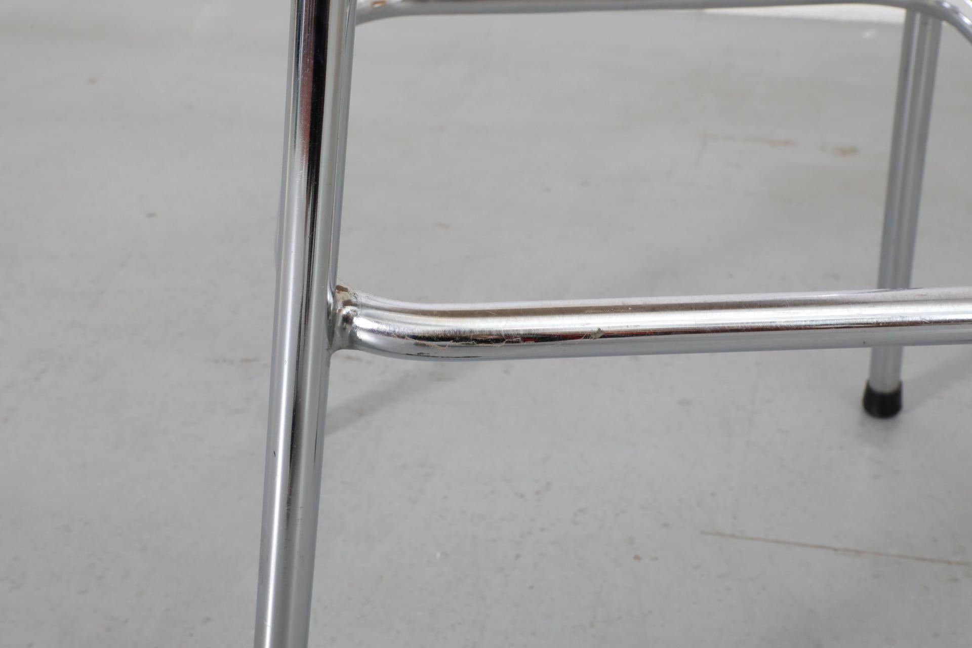 Taburete de bar de mimbre estilo Charlotte Perriand con asiento de ratán y estructura cromada en venta 10