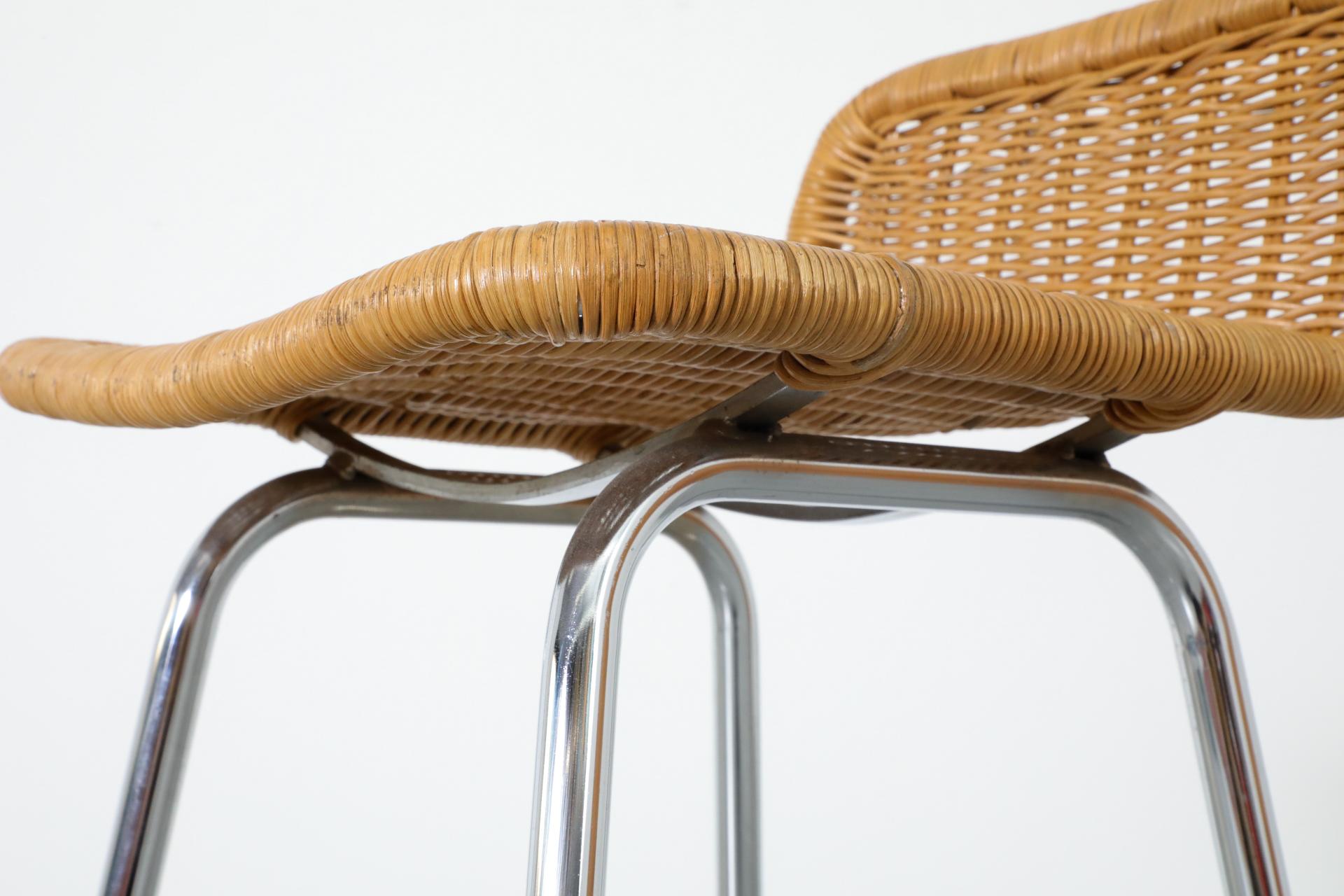 Taburete de bar de mimbre estilo Charlotte Perriand con asiento de ratán y estructura cromada en venta 11