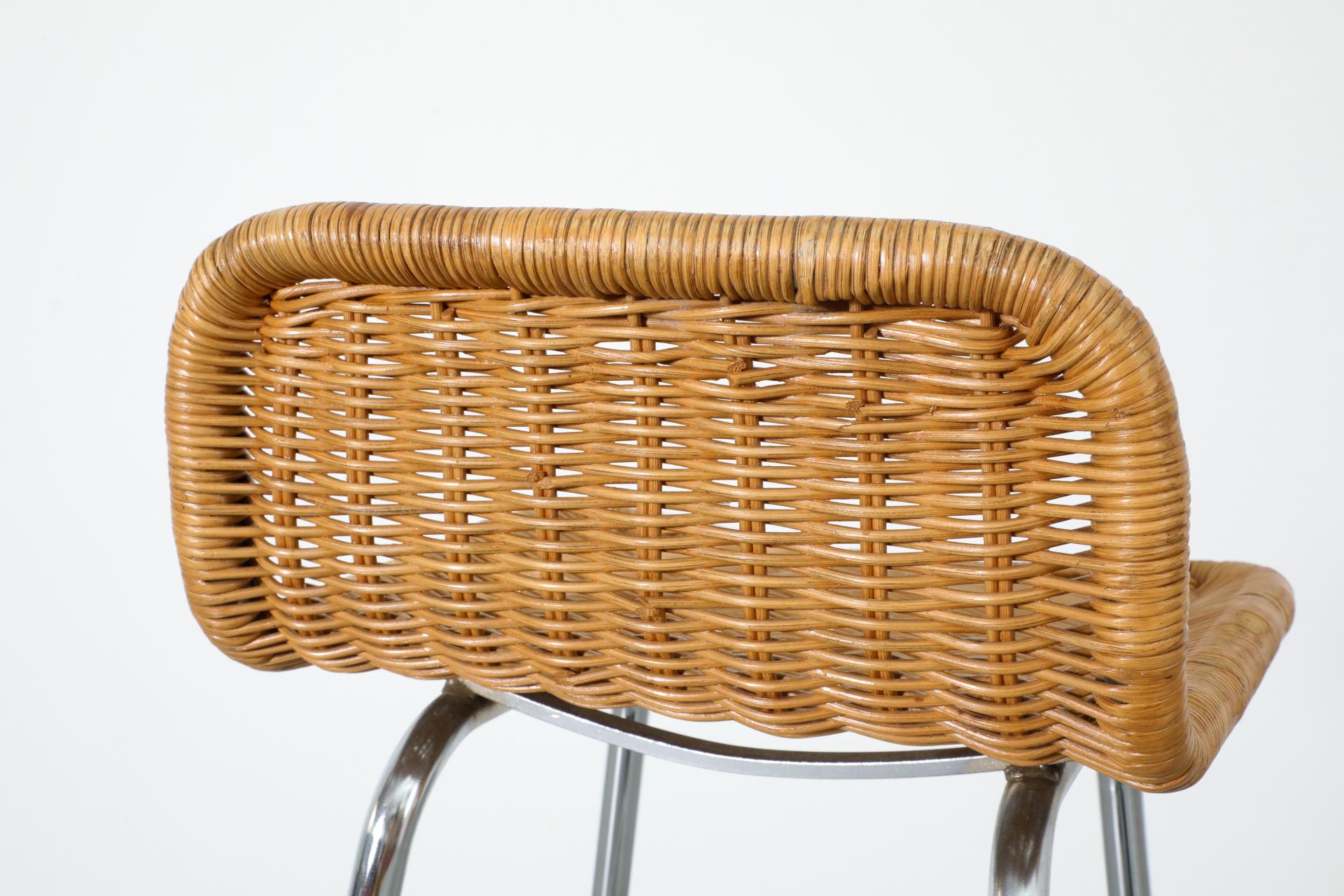 Taburete de bar de mimbre estilo Charlotte Perriand con asiento de ratán y estructura cromada en venta 13