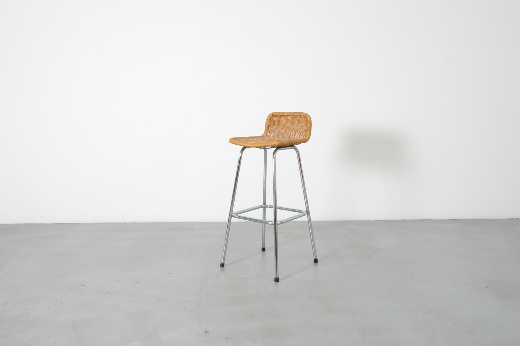 Taburete de bar de mimbre estilo Charlotte Perriand con asiento de ratán y estructura cromada Moderno de mediados de siglo en venta