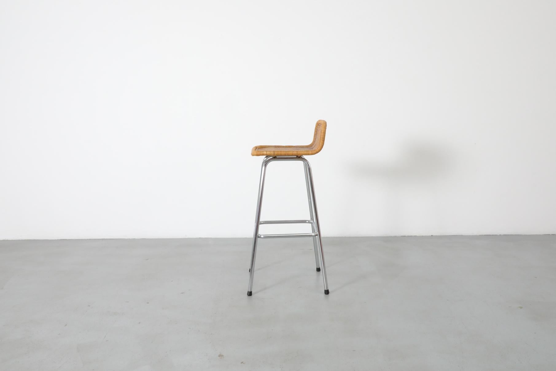 Taburete de bar de mimbre estilo Charlotte Perriand con asiento de ratán y estructura cromada Holandés en venta