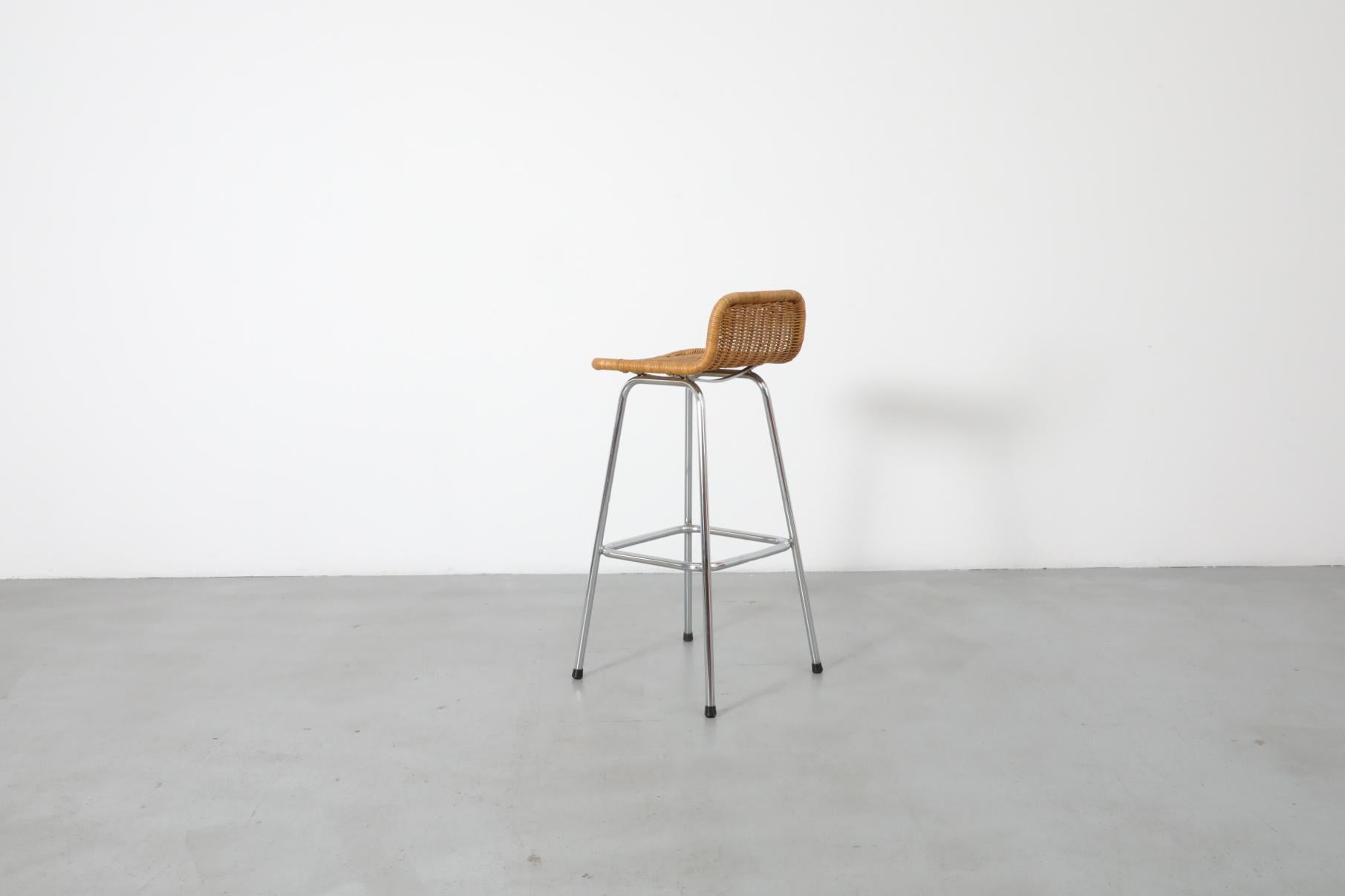 Taburete de bar de mimbre estilo Charlotte Perriand con asiento de ratán y estructura cromada en Bueno estado para la venta en Los Angeles, CA
