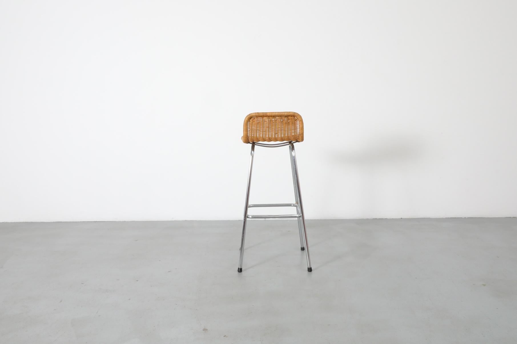 Taburete de bar de mimbre estilo Charlotte Perriand con asiento de ratán y estructura cromada siglo XX en venta