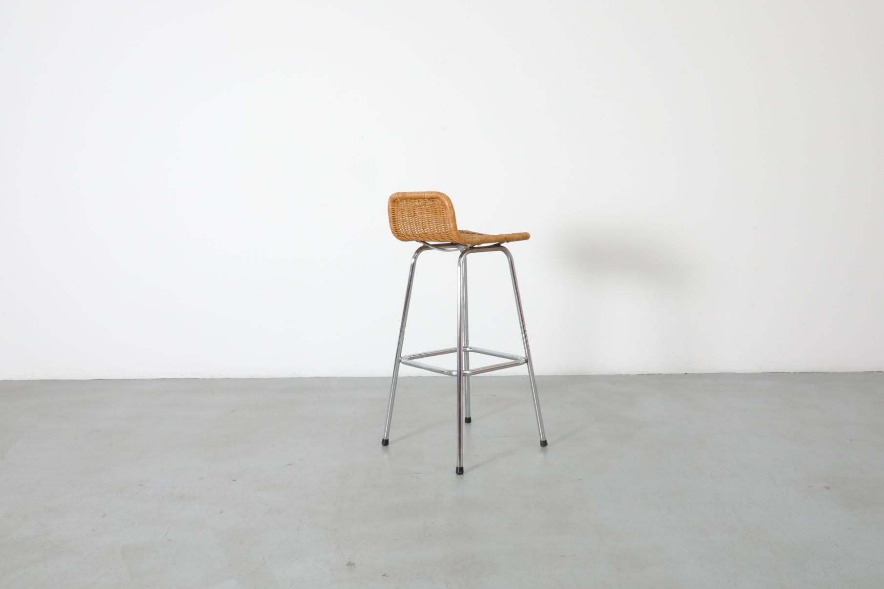 Taburete de bar de mimbre estilo Charlotte Perriand con asiento de ratán y estructura cromada Ratán en venta