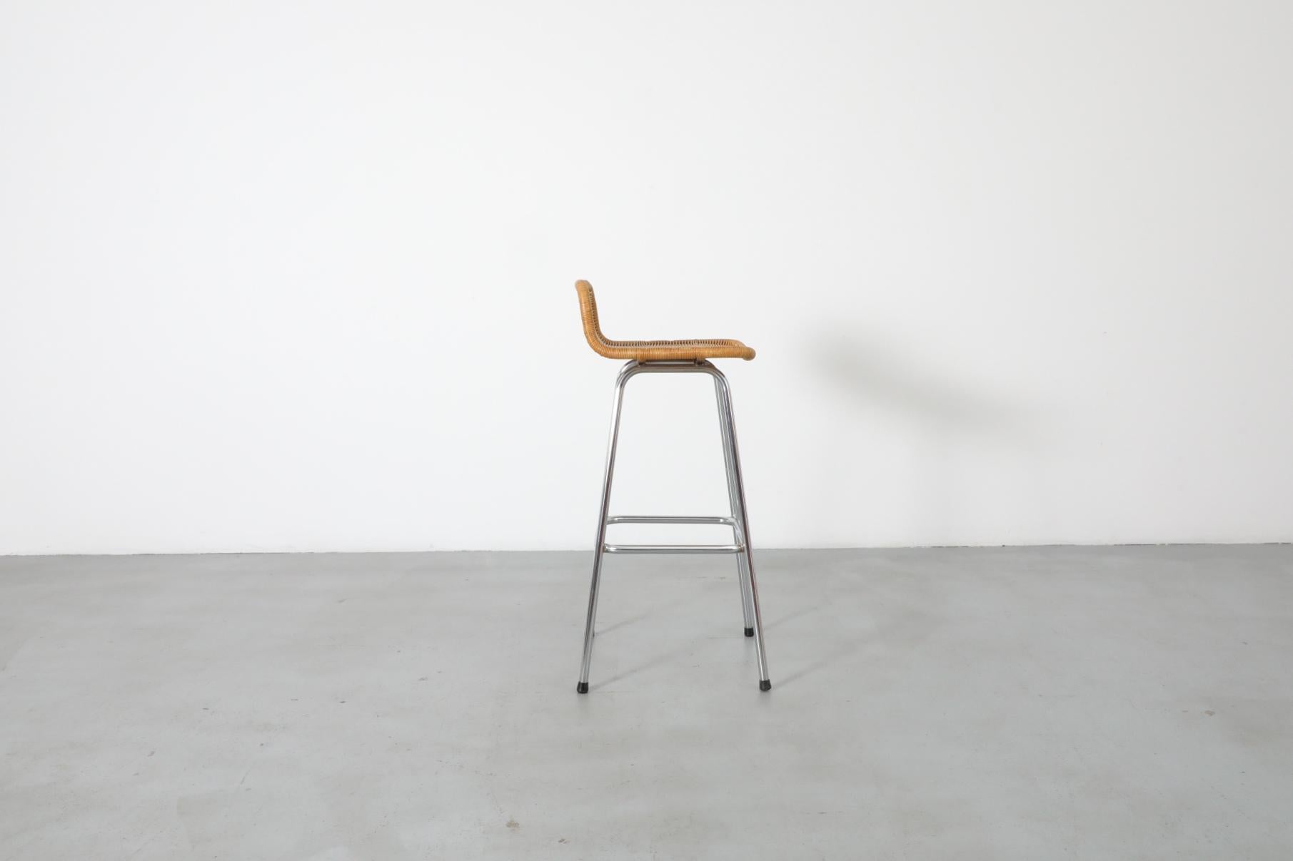 Taburete de bar de mimbre estilo Charlotte Perriand con asiento de ratán y estructura cromada en venta 1
