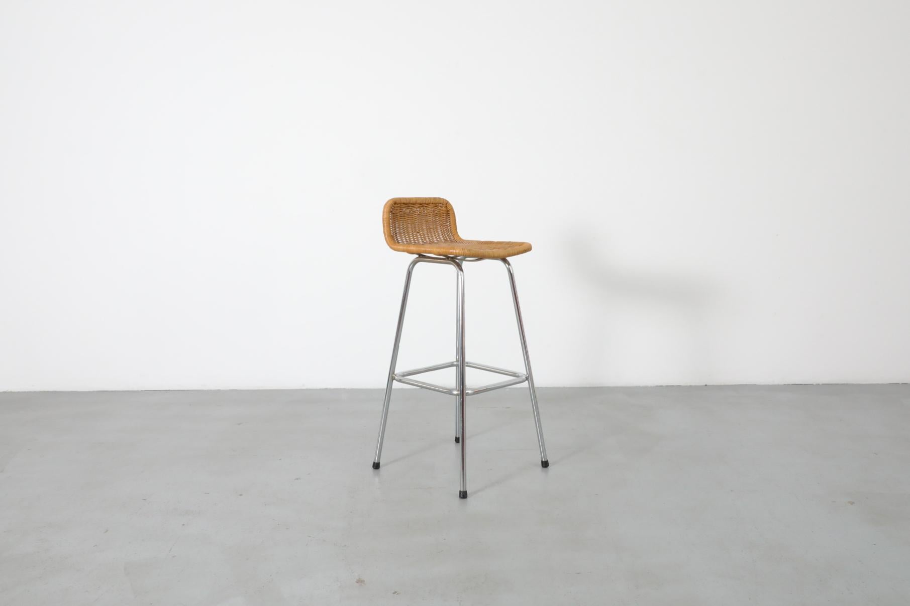 Taburete de bar de mimbre estilo Charlotte Perriand con asiento de ratán y estructura cromada en venta 2