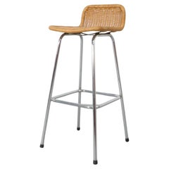 Sgabello da bar in vimini in stile Charlotte Perriand con seduta in rattan e struttura cromata