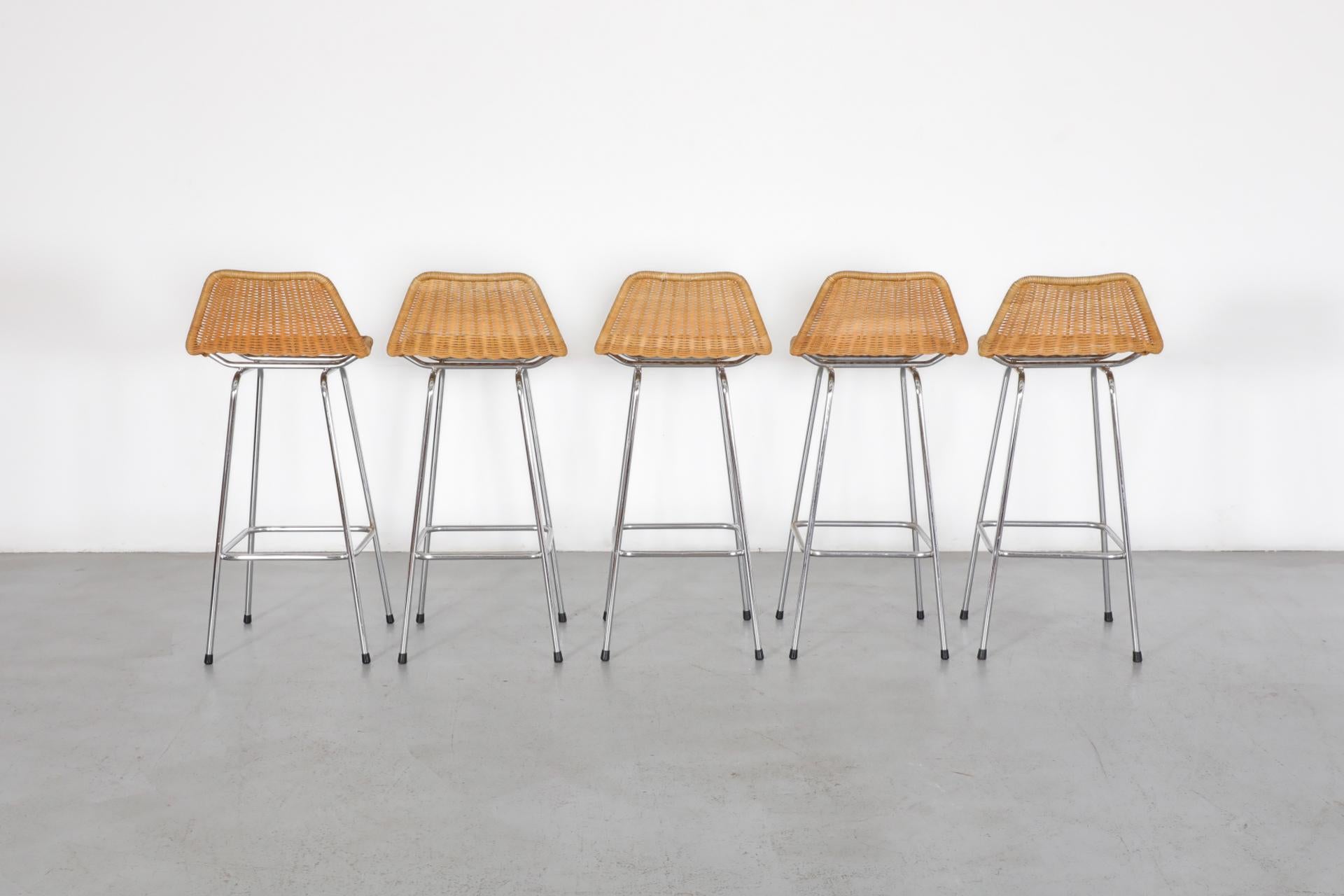 Sgabelli da bar in vimini in stile Charlotte Perriand con schienale angolato e gambe cromate in vendita 4