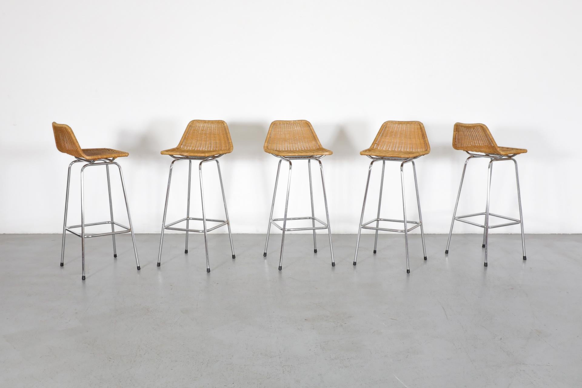 Sgabelli da bar in vimini in stile Charlotte Perriand di Dirk Van Sliedregt per Rohe Noordwolde. Questi sgabelli hanno gambe cromate, sedute in vimini intrecciato e schienali angolati. In condizioni originali con usura visibile, tra cui perdita di