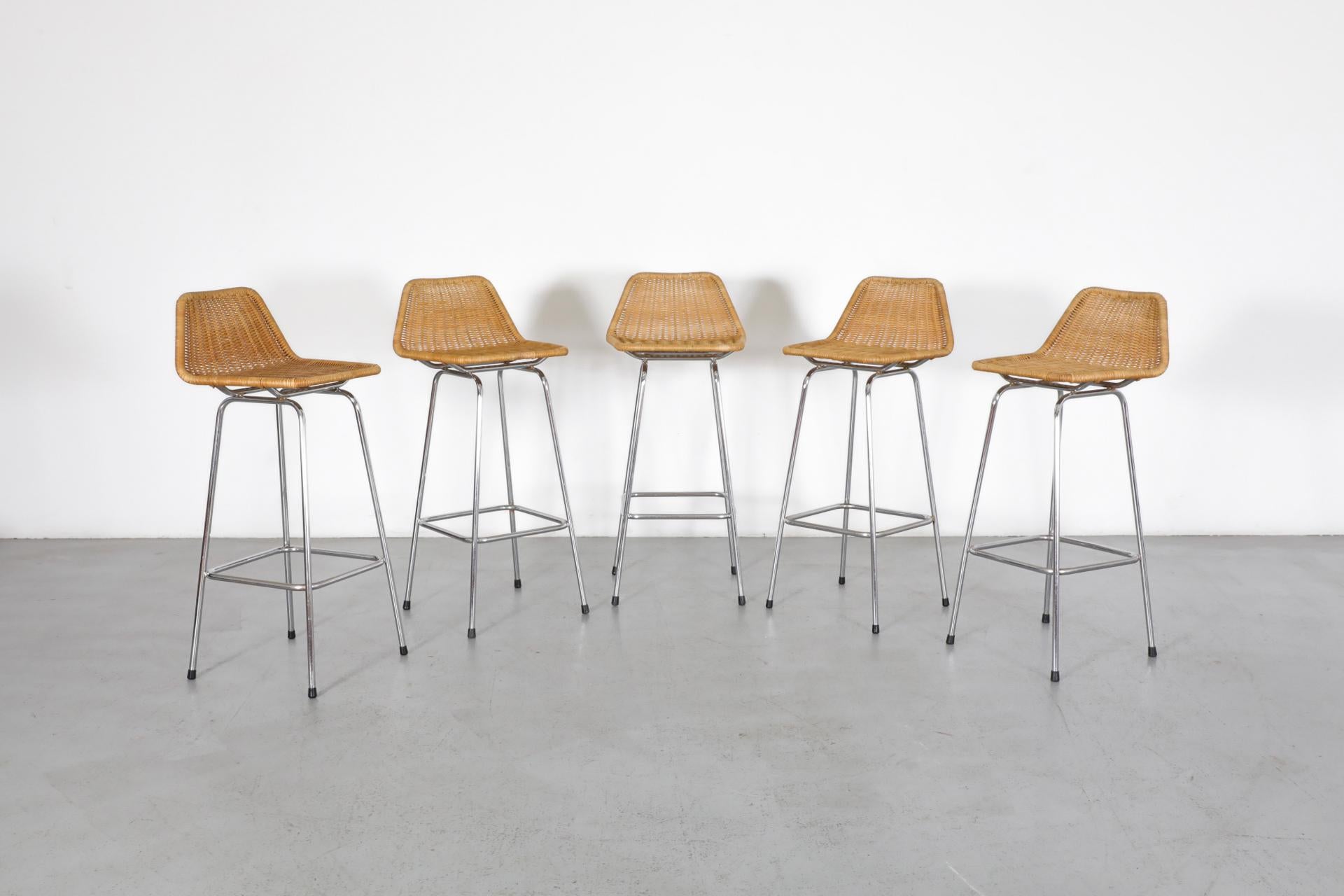 Mid-Century moderno Sgabelli da bar in vimini in stile Charlotte Perriand con schienale angolato e gambe cromate in vendita