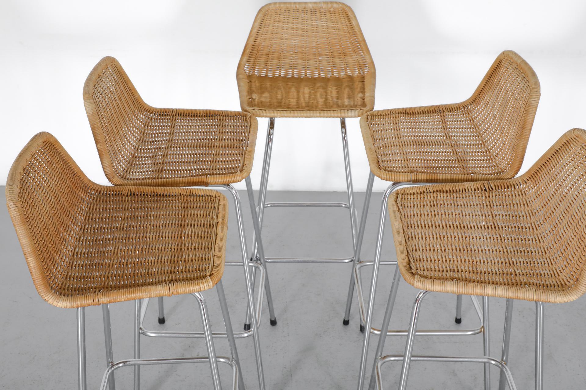 Olandese Sgabelli da bar in vimini in stile Charlotte Perriand con schienale angolato e gambe cromate in vendita