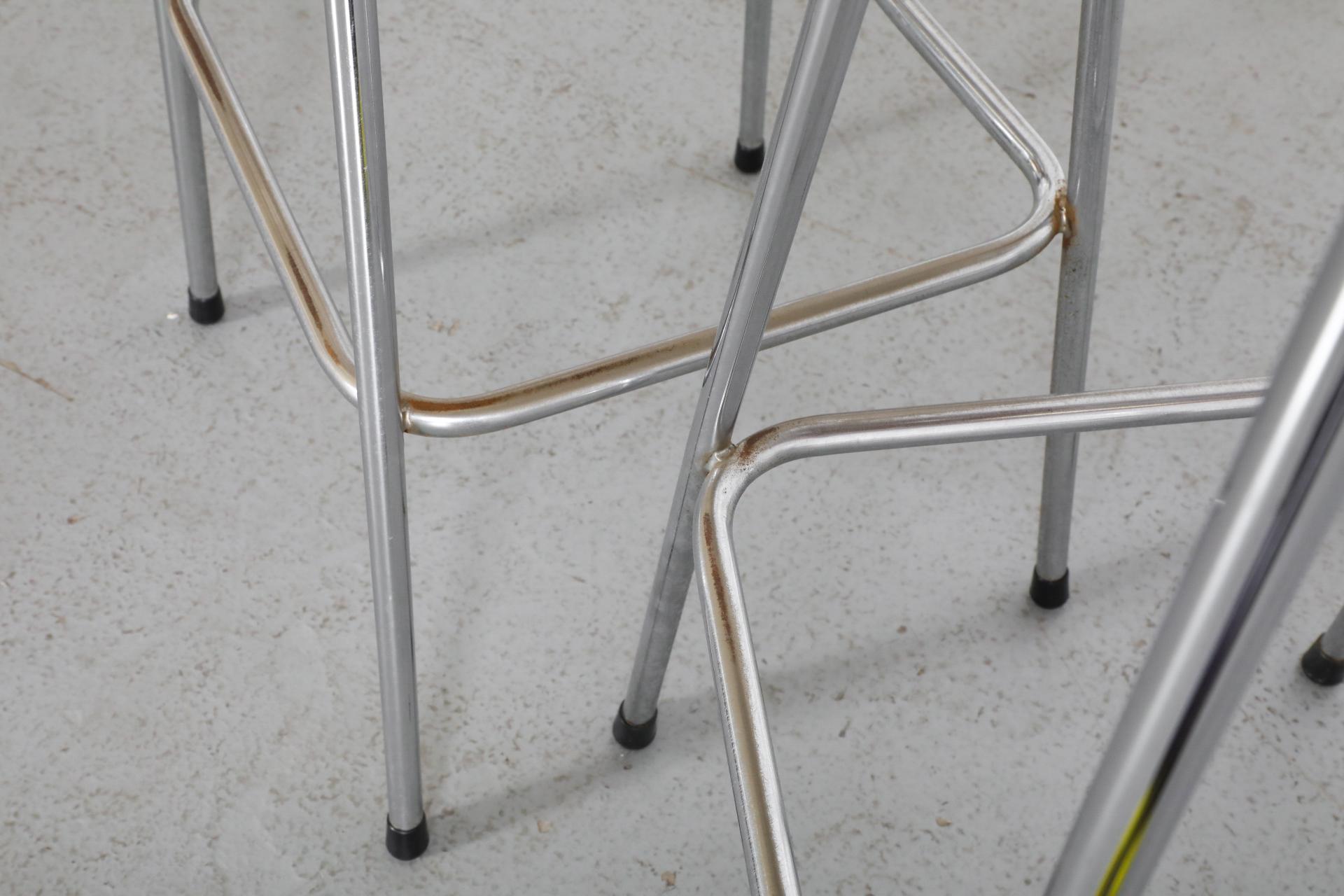 Sgabelli da bar in vimini in stile Charlotte Perriand con schienale angolato e gambe cromate in vendita 1