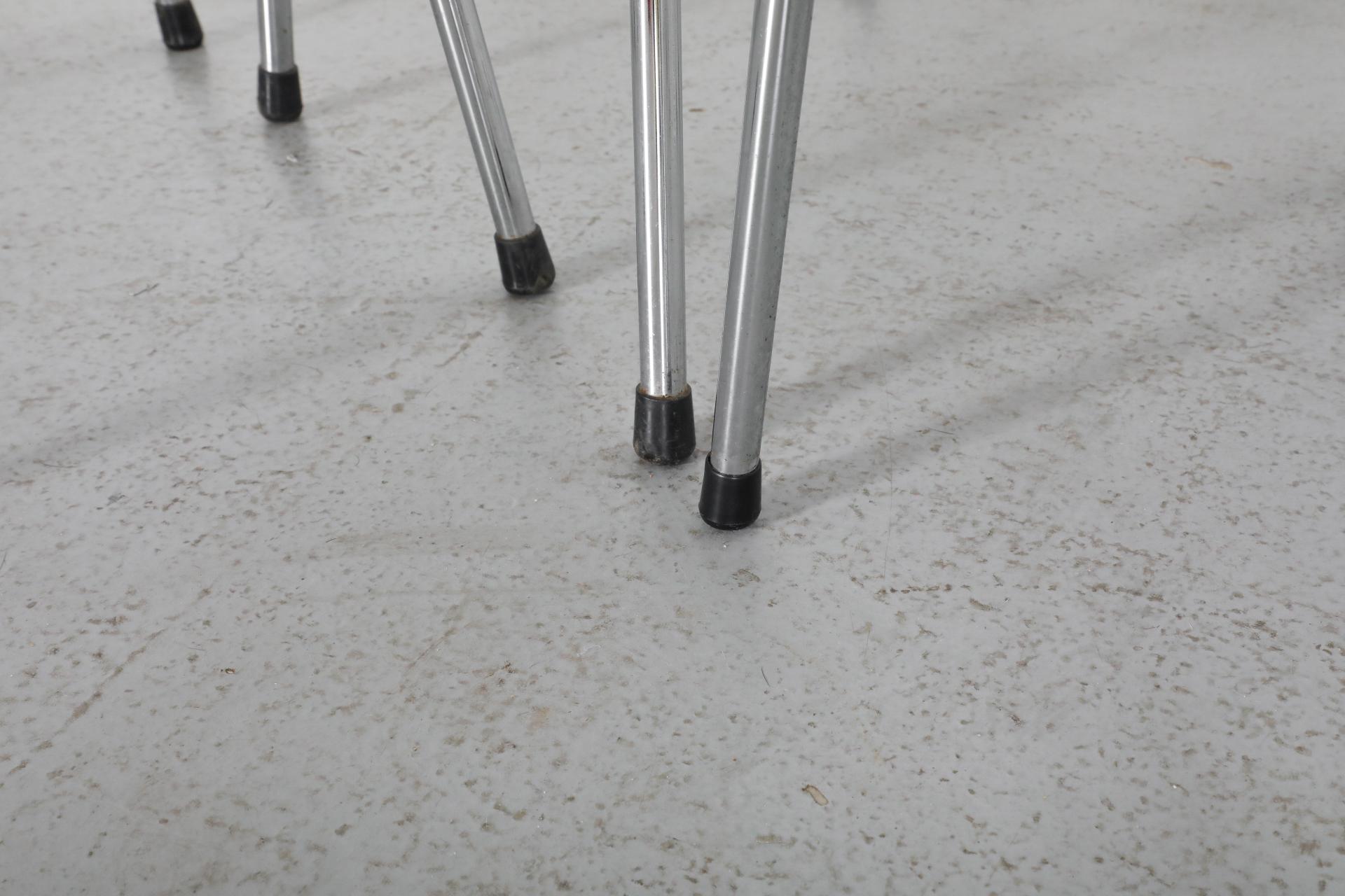 Sgabelli da bar in vimini in stile Charlotte Perriand con schienale angolato e gambe cromate in vendita 2